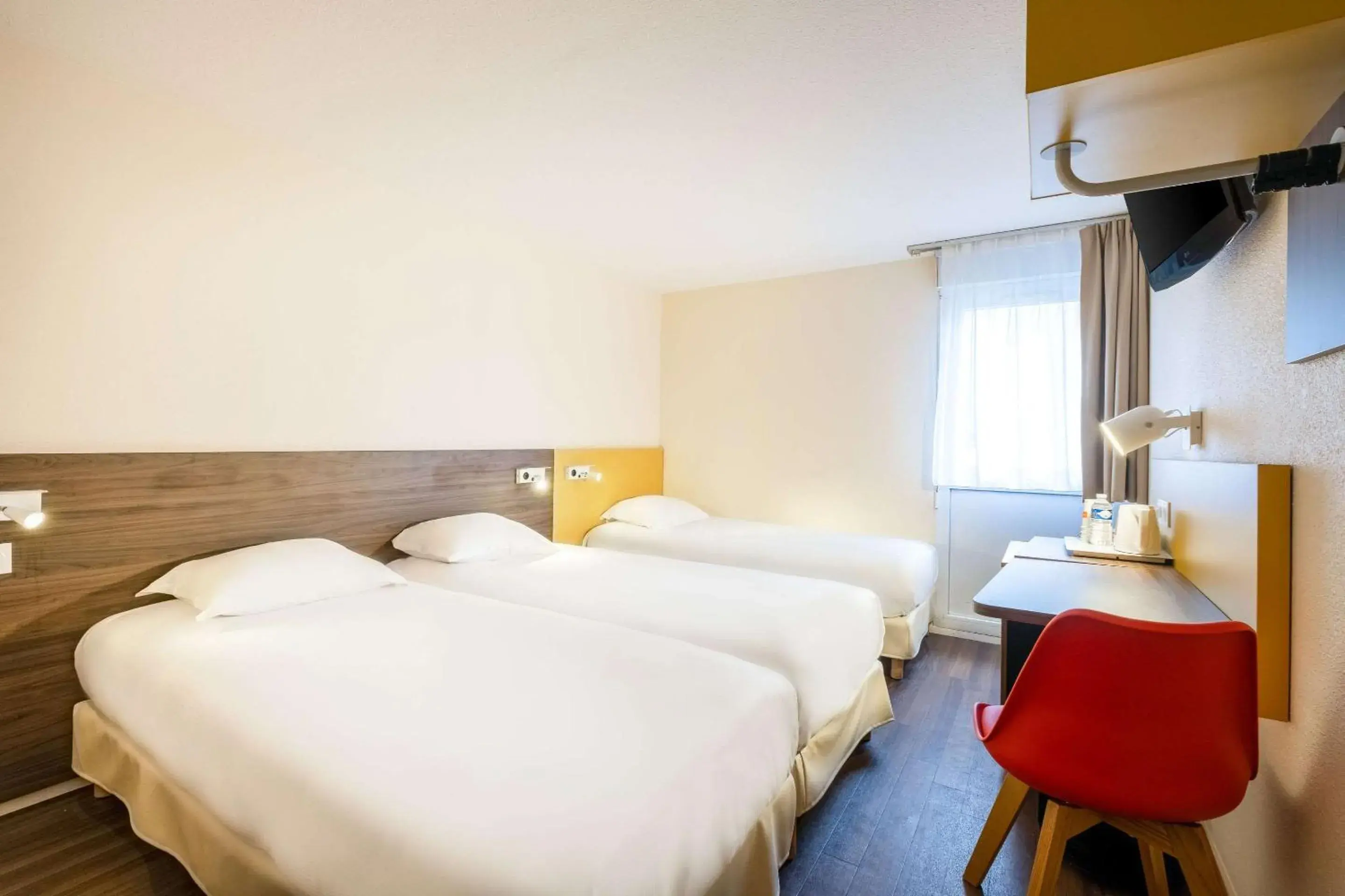 Photo of the whole room, Bed in Comfort Hotel Lille Lomme