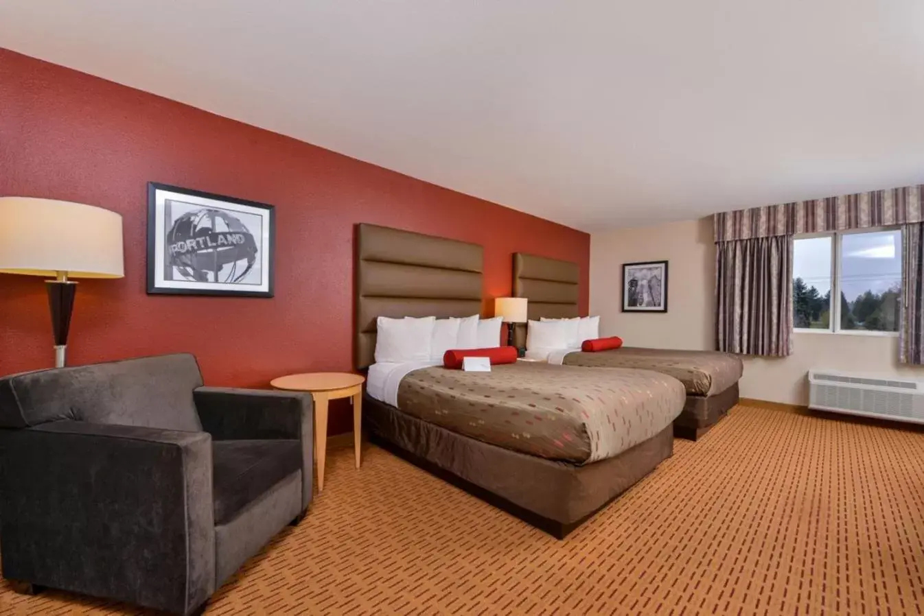 Photo of the whole room, Bed in Clackamas Inn and Suites