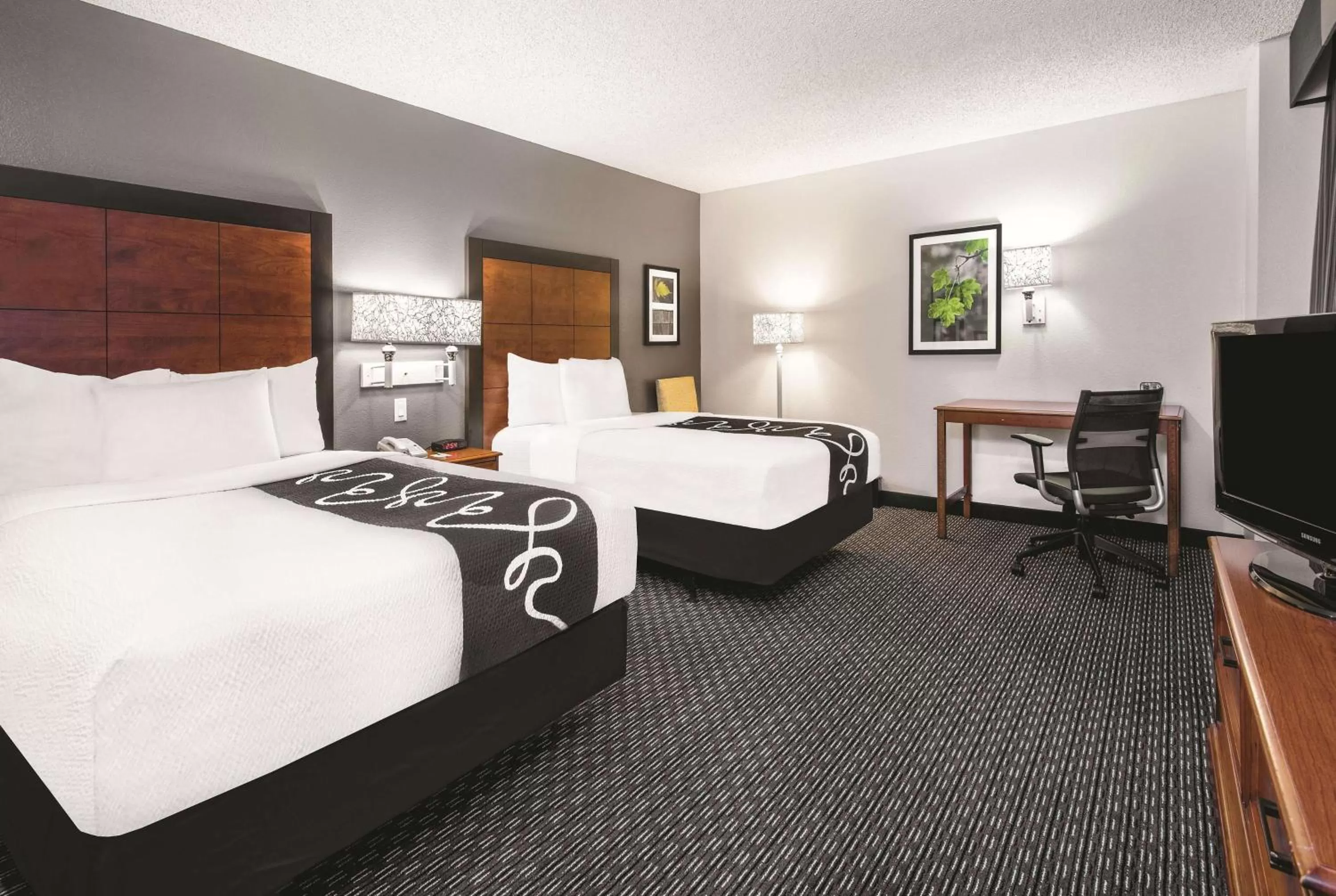Photo of the whole room, Bed in La Quinta Inn & Suites by Wyndham San Antonio Riverwalk