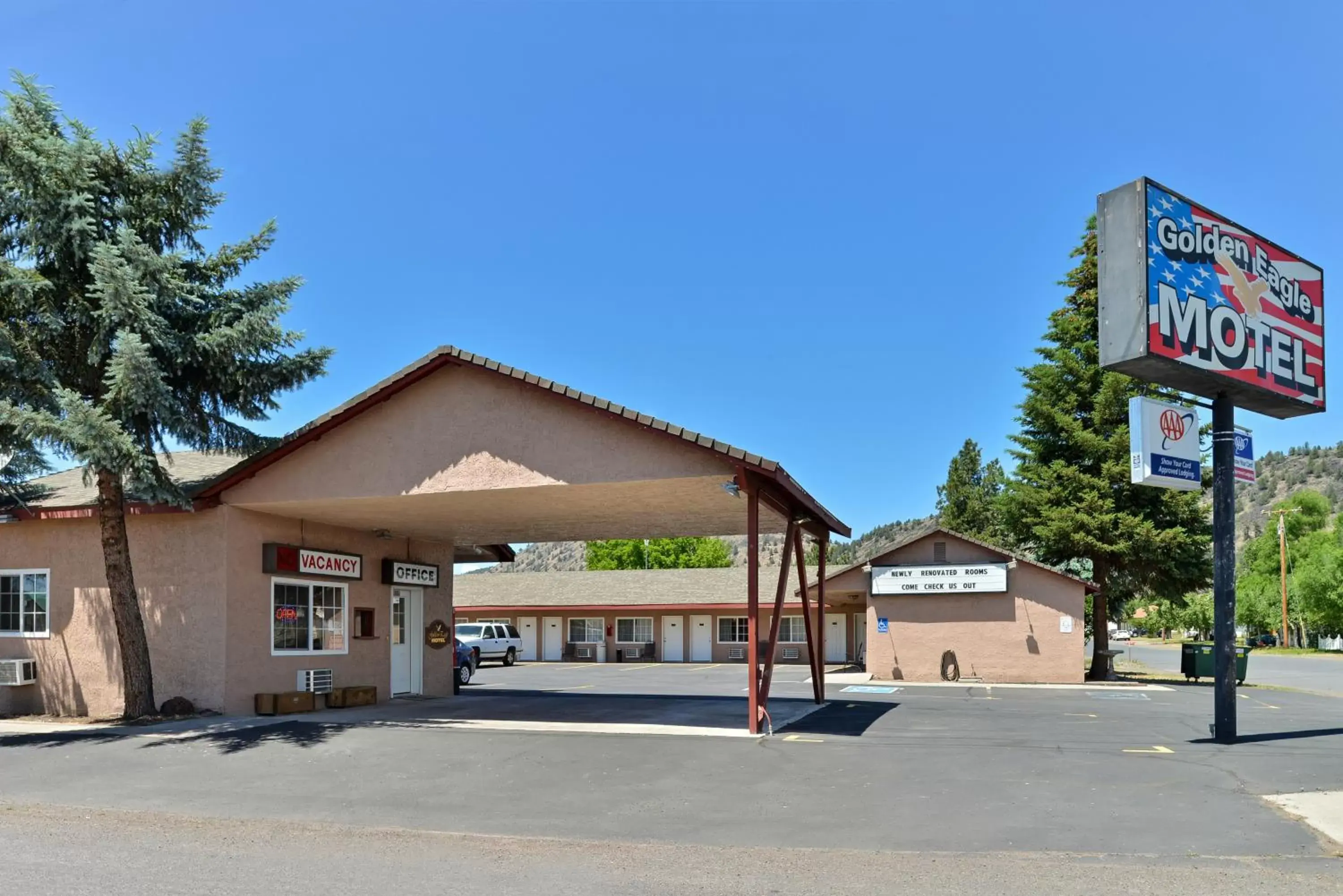 Facade/entrance, Property Building in Golden Eagle Motel