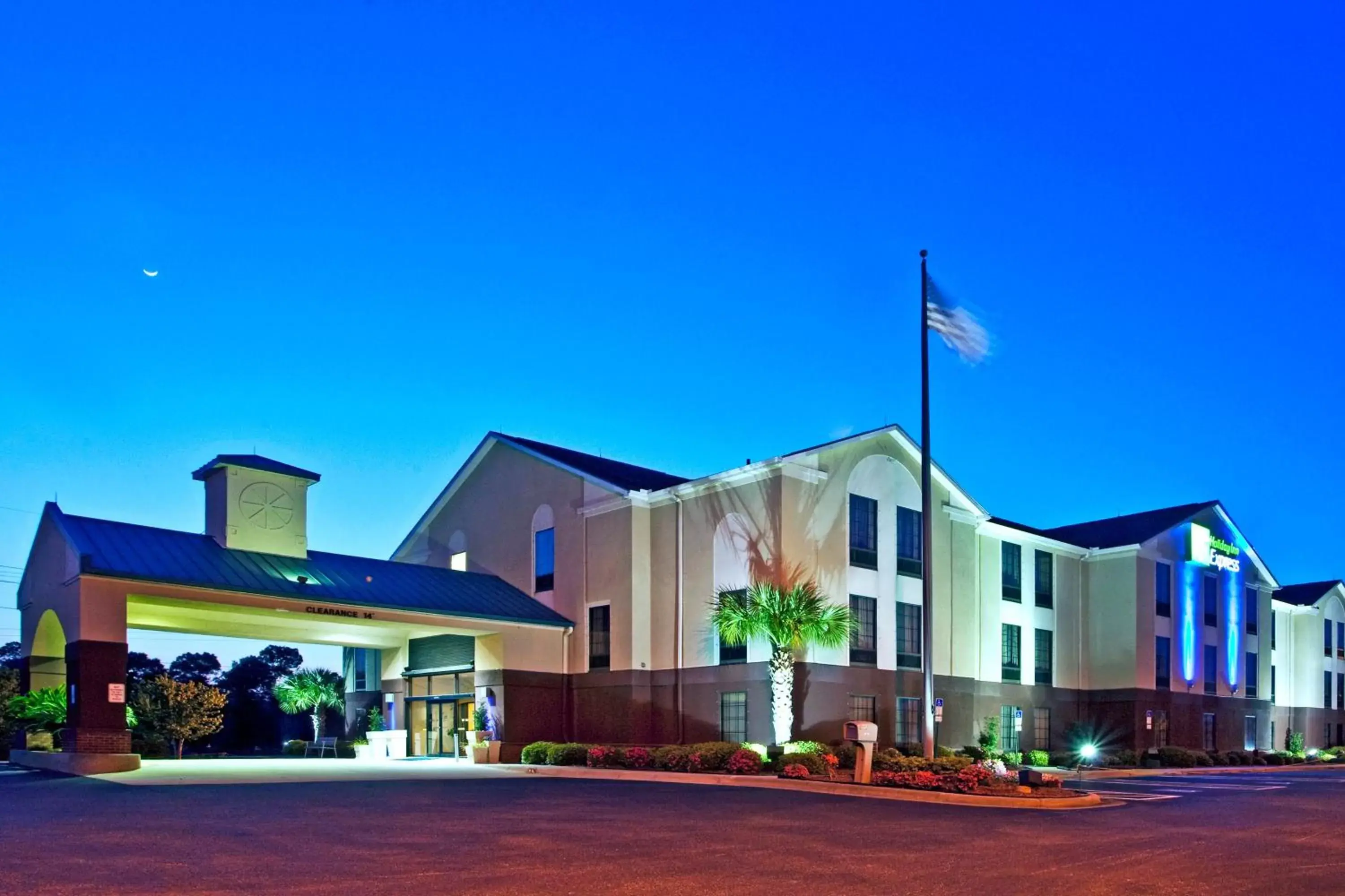 Property Building in Holiday Inn Express & Suites Milton East I-10, an IHG Hotel