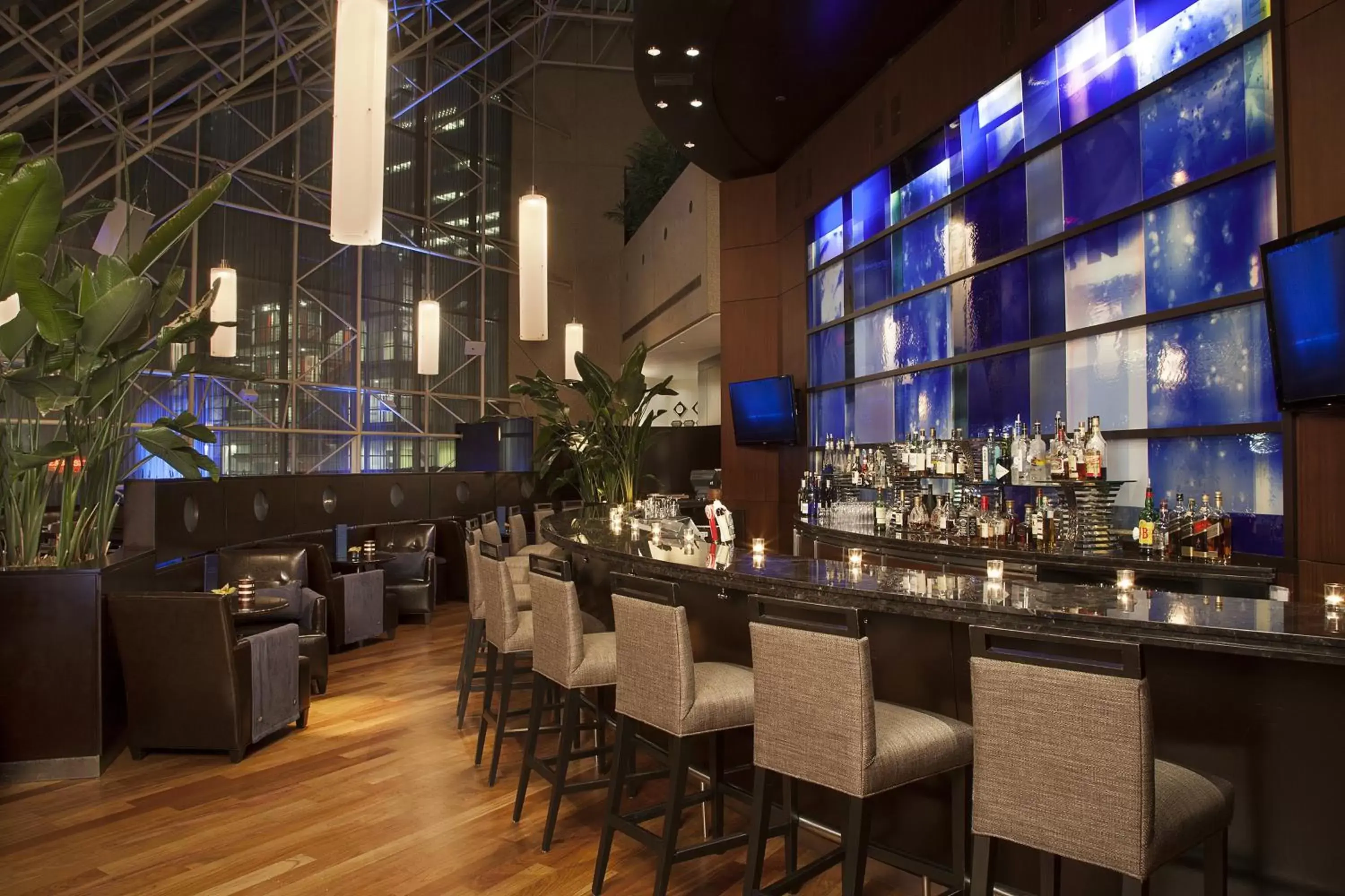 Restaurant/places to eat, Lounge/Bar in InterContinental Toronto Centre, an IHG Hotel