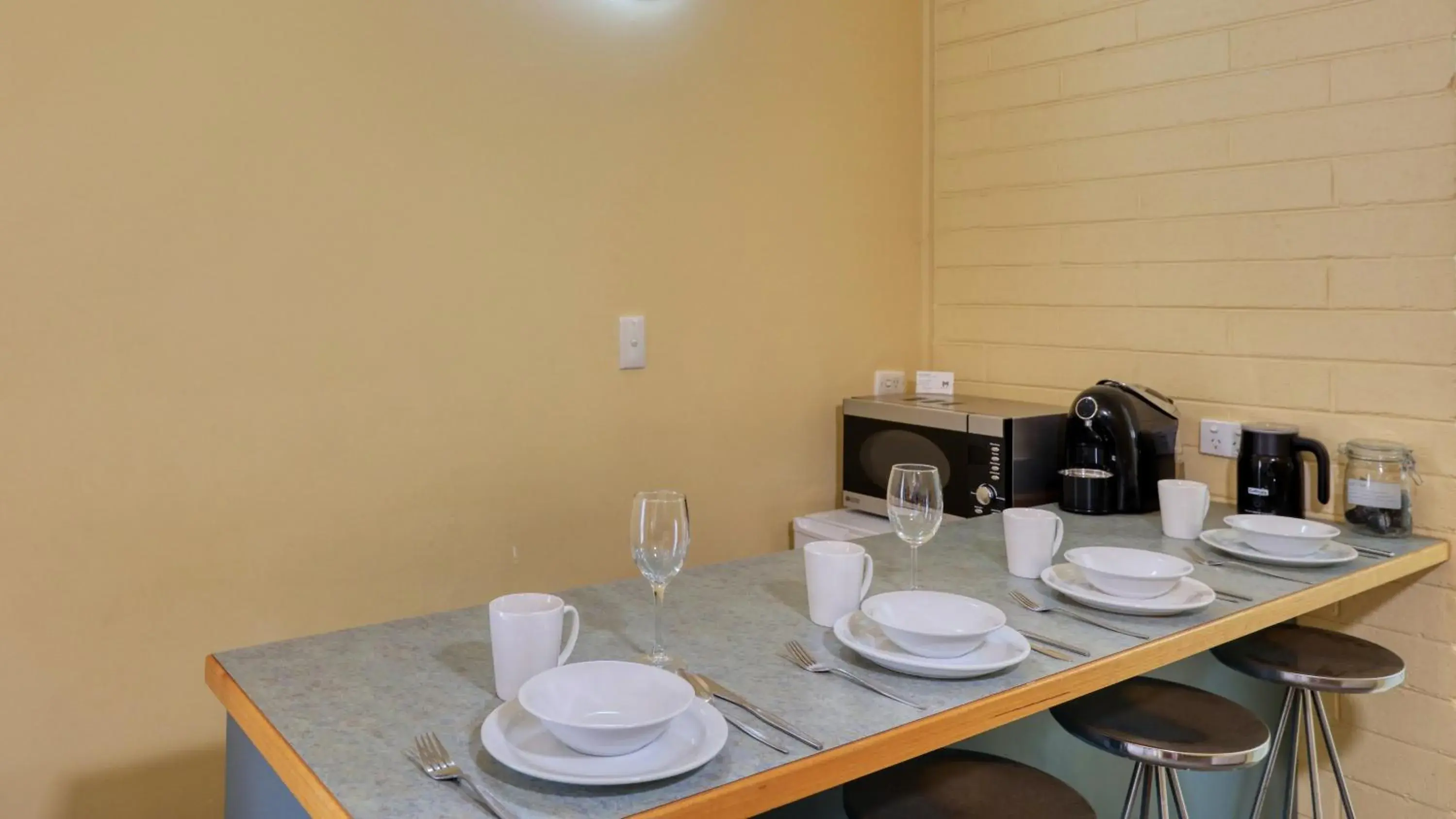 Coffee/tea facilities, Restaurant/Places to Eat in Motel Meneres