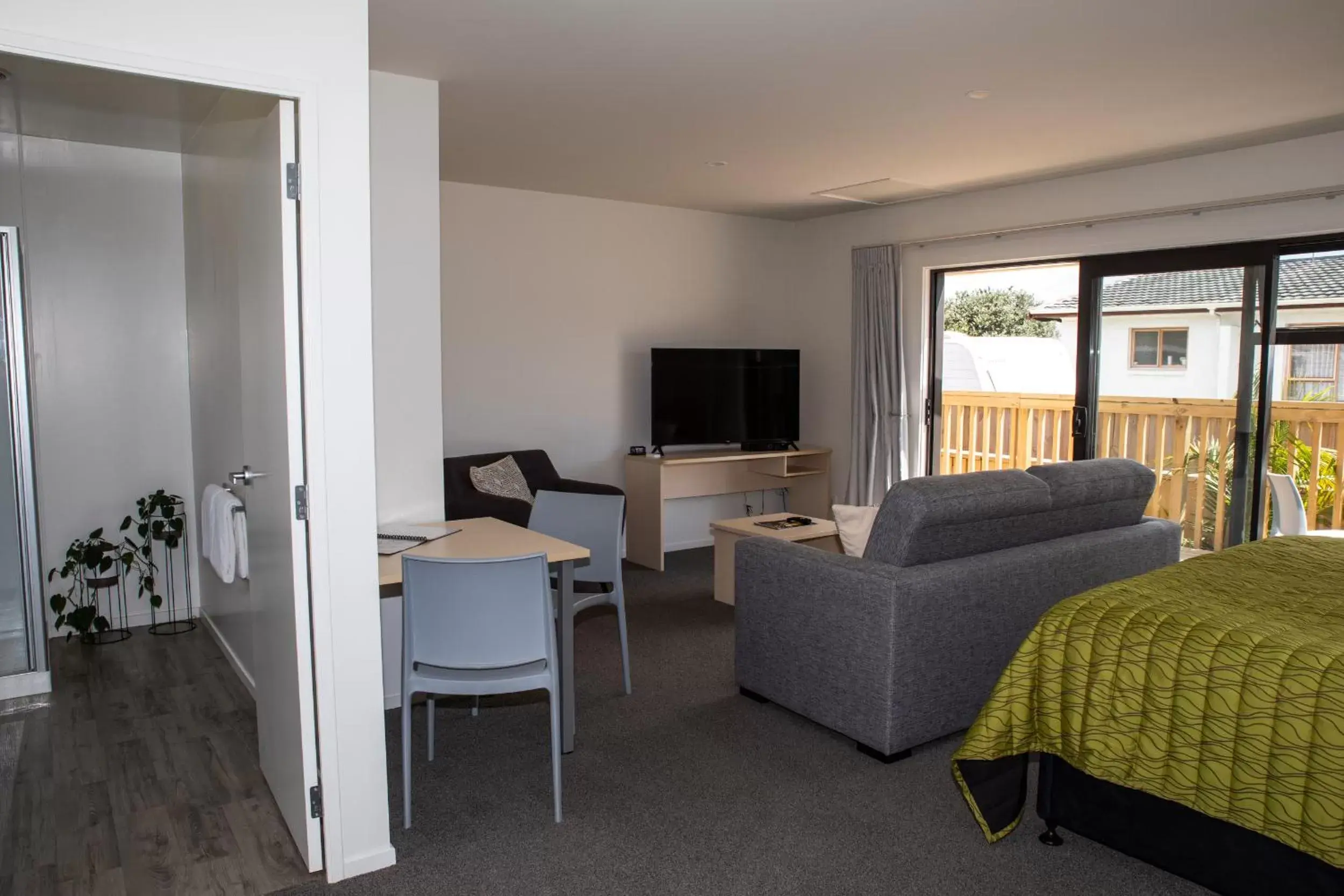 Bed in Peninsula Motel Bed in Peninsula Motel