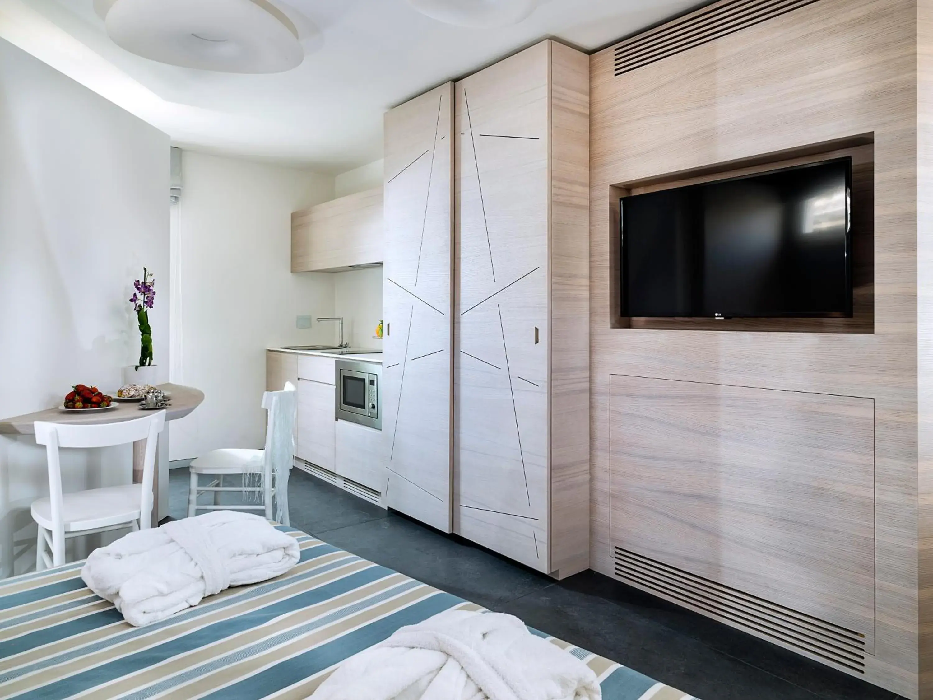 Kitchen or kitchenette, TV/Entertainment Center in Duomo Suites & Spa