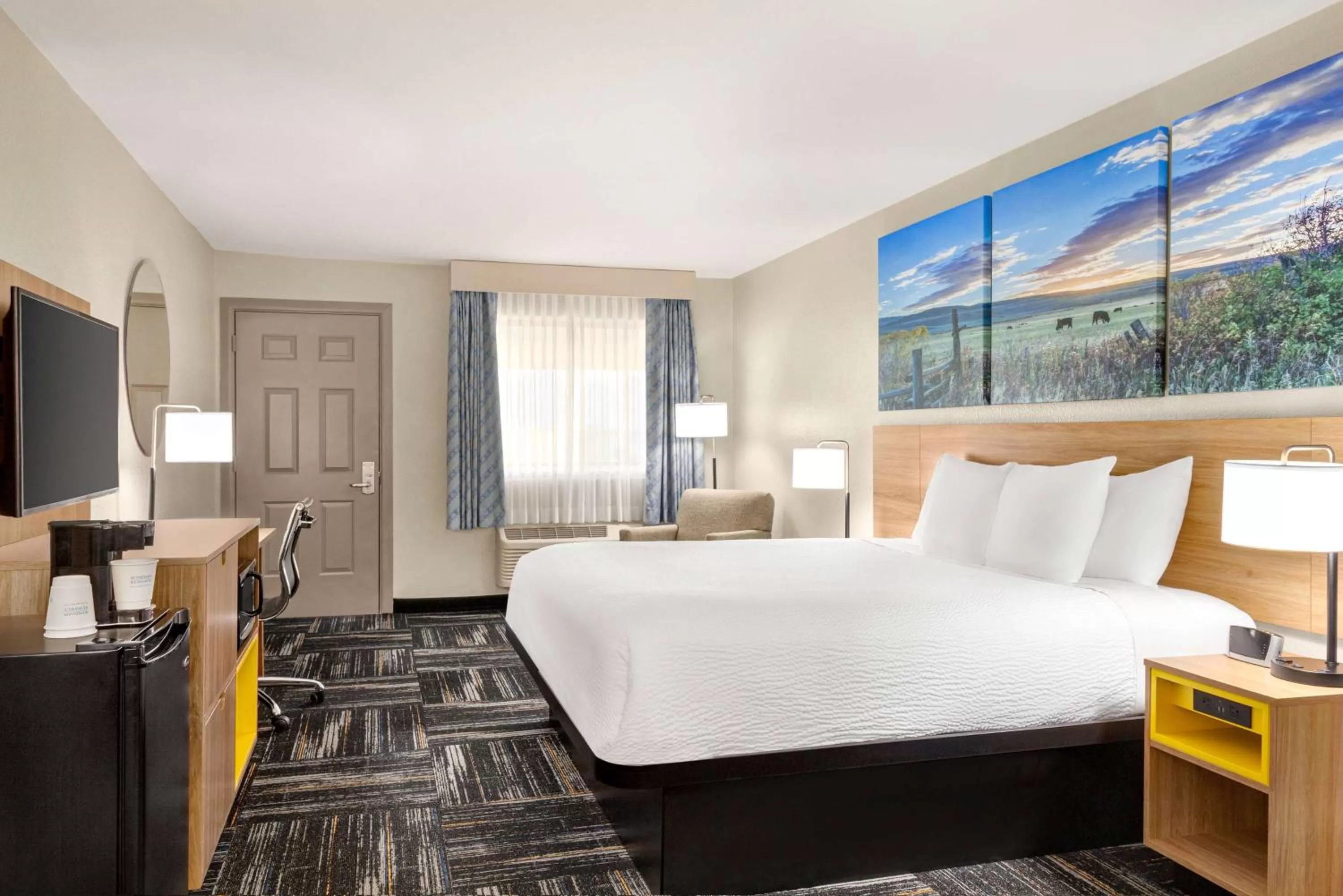 Photo of the whole room, Bed in Days Inn by Wyndham Paris