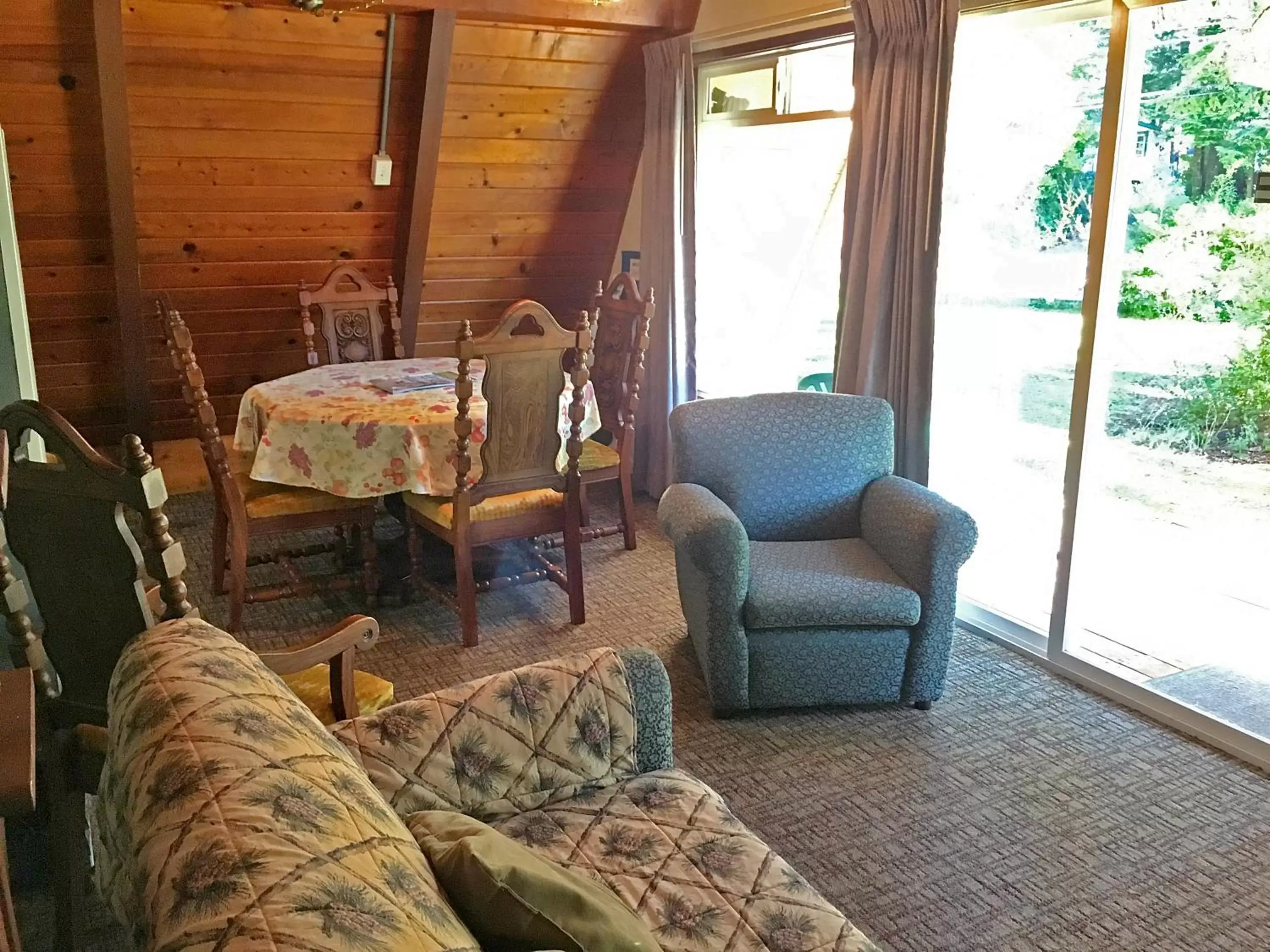 Seating Area in Park Motel and Cabins