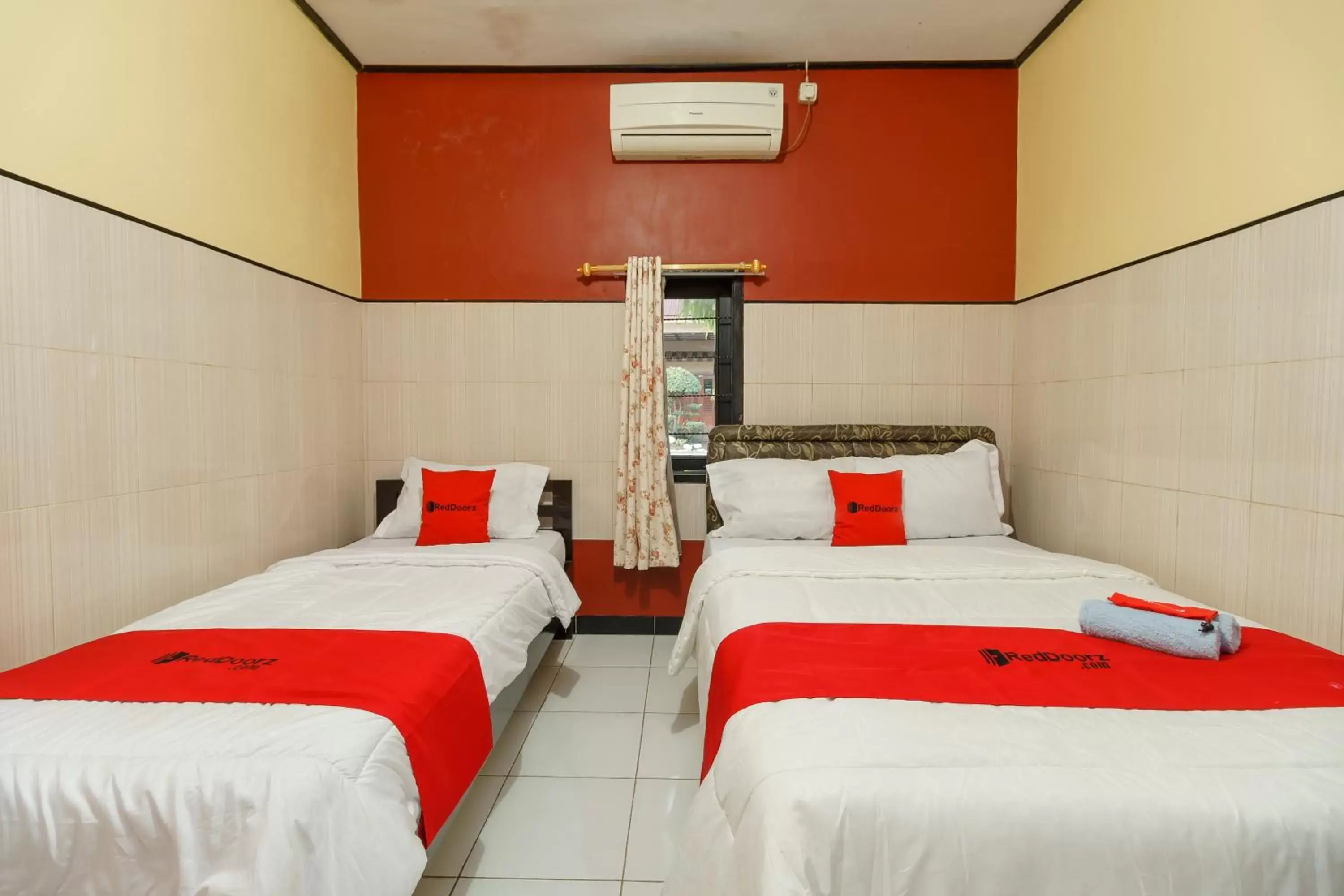 Bed in RedDoorz Syariah near Ciledug Station