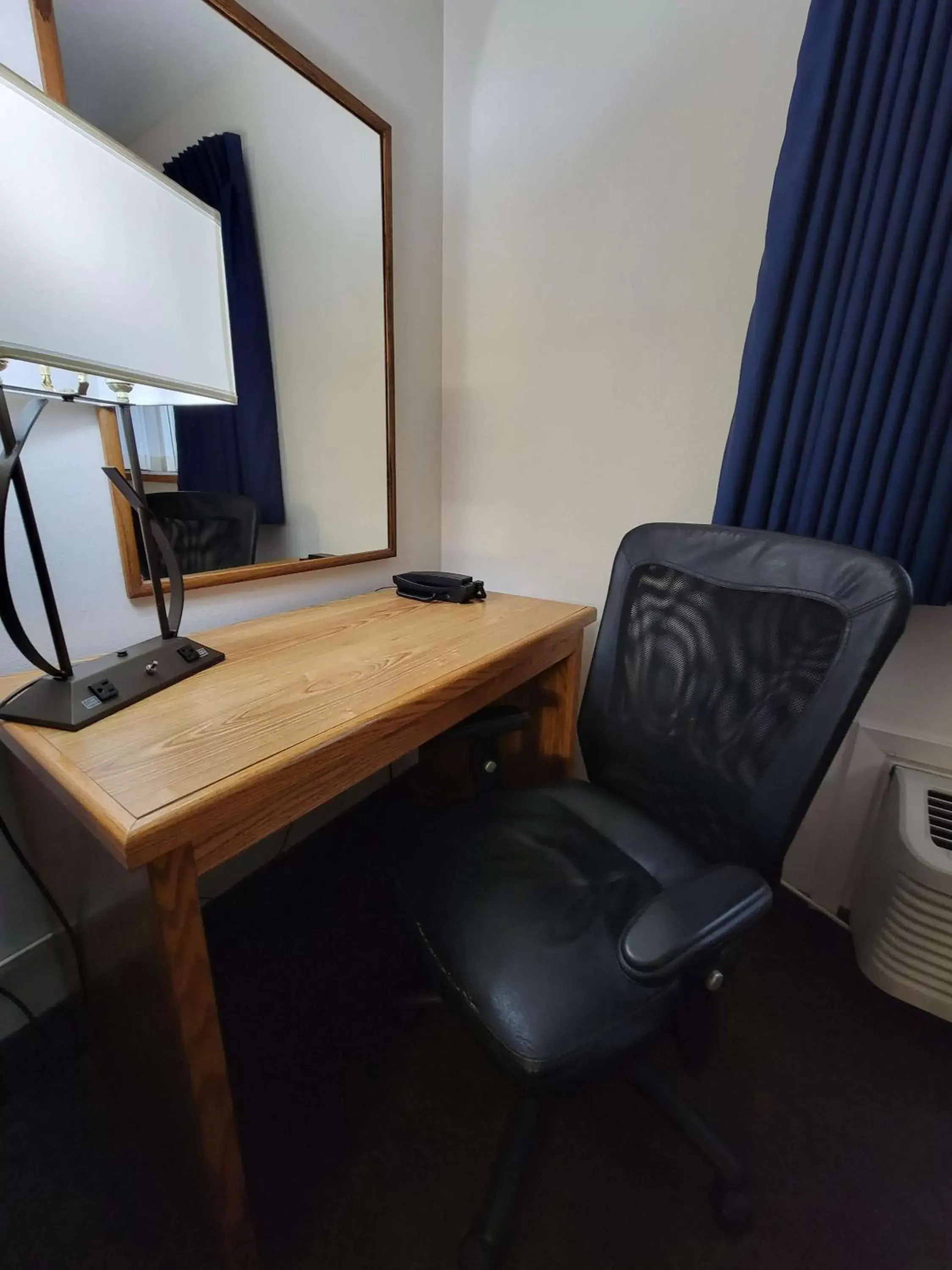 Bedroom, TV/Entertainment Center in SureStay Plus Hotel by Best Western Grand Island