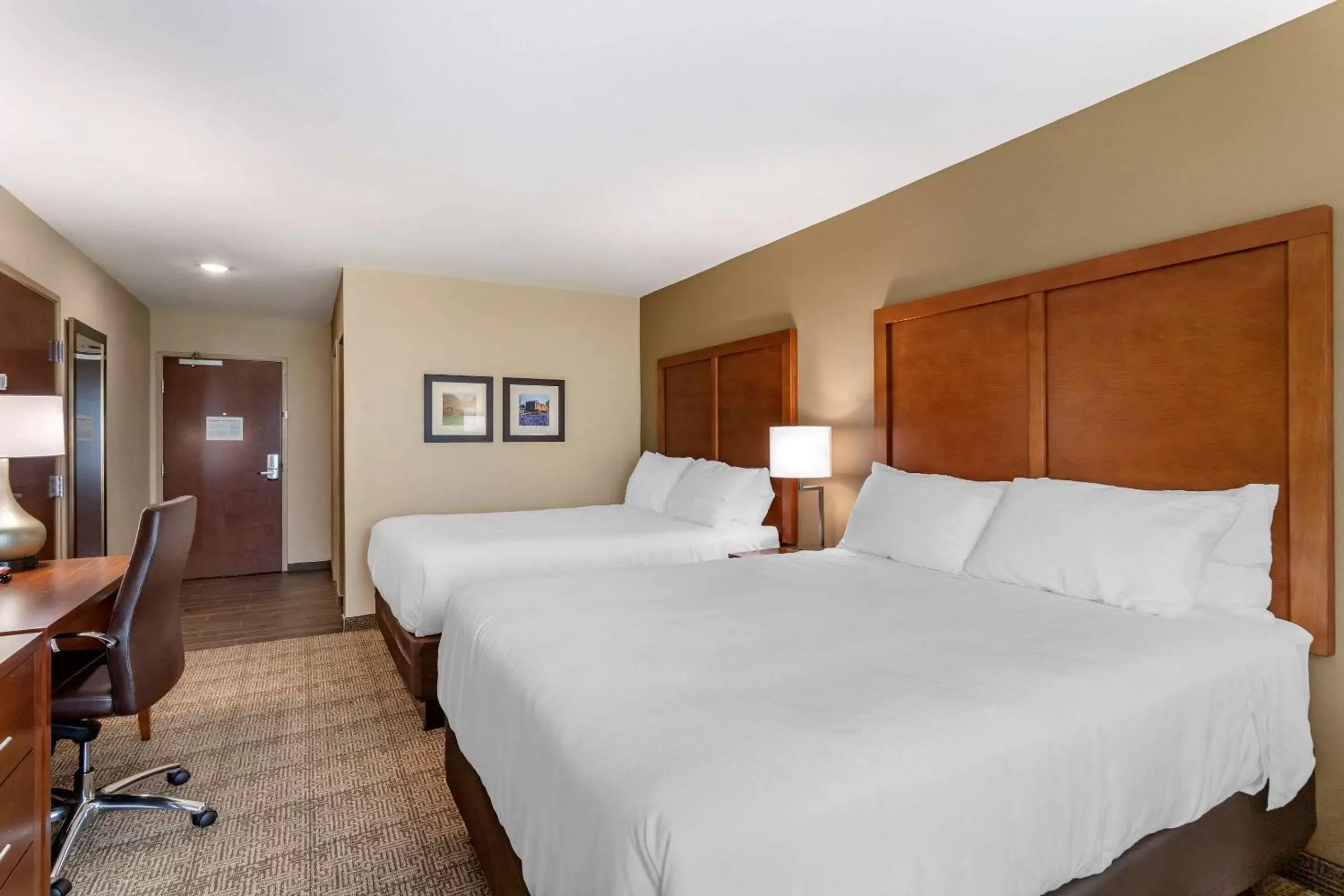 Photo of the whole room, Bed in Comfort Inn & Suites