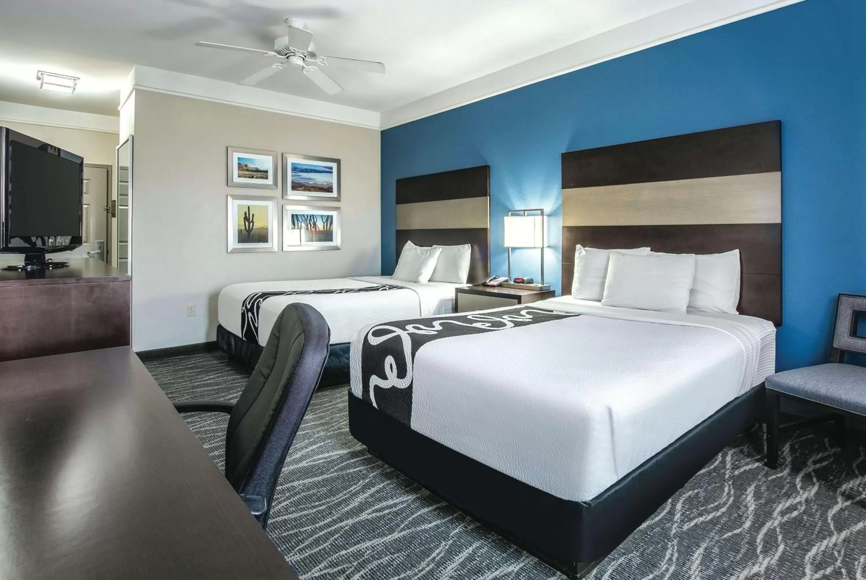 Photo of the whole room, Bed in La Quinta by Wyndham Phoenix I-10 West
