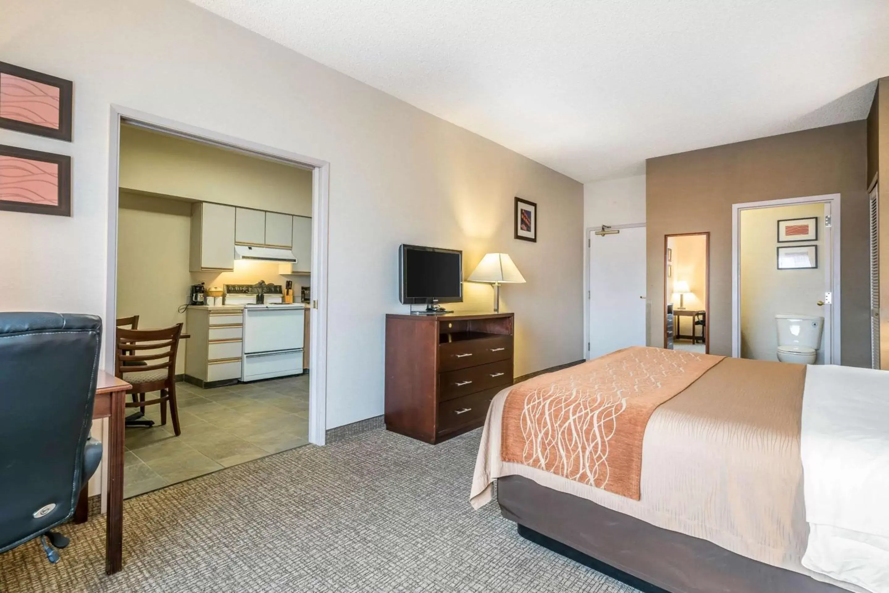 Photo of the whole room, TV/Entertainment Center in Comfort Inn & Suites Seattle North
