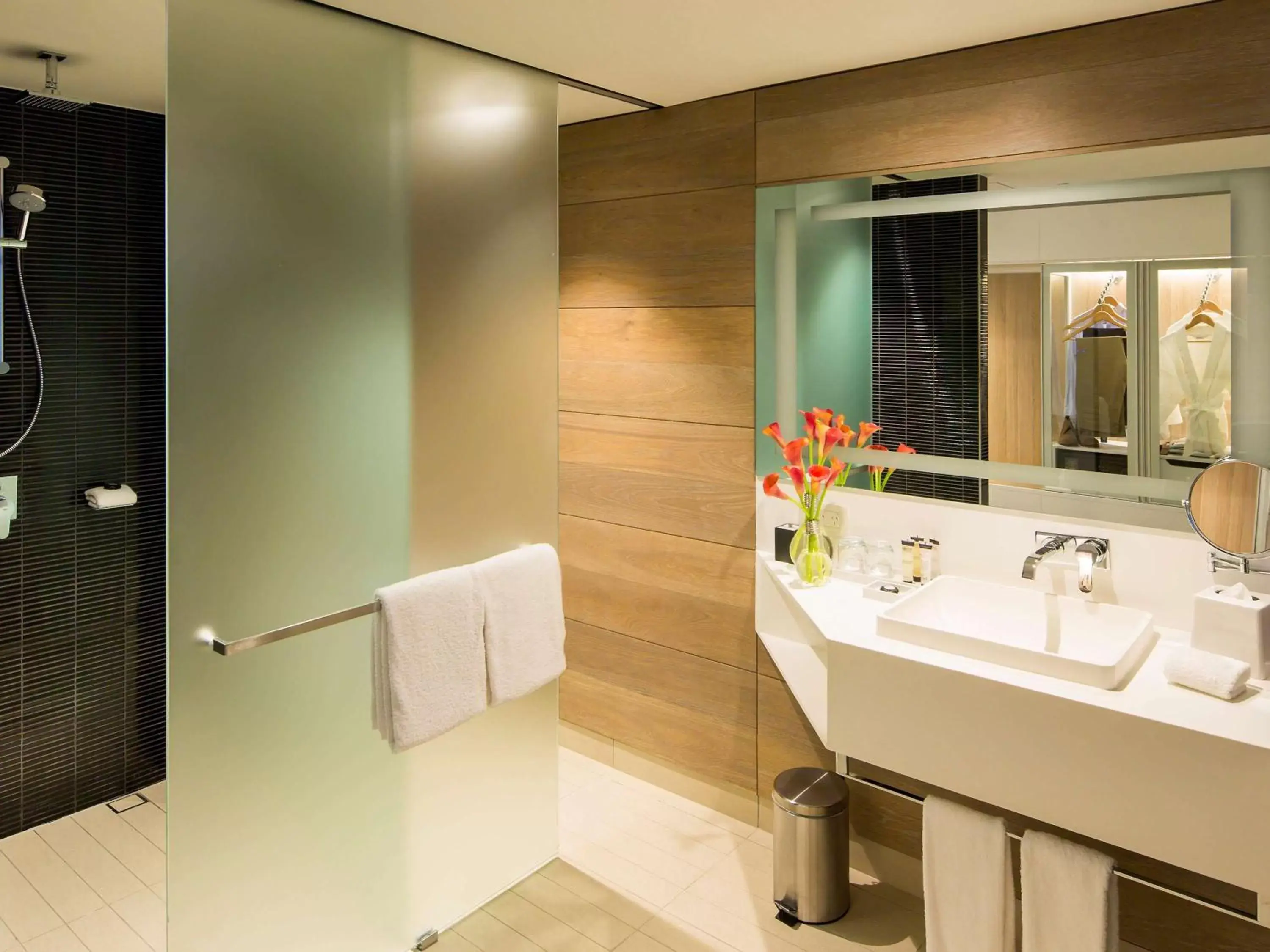 Photo of the whole room, Bathroom in Pullman Sydney Airport