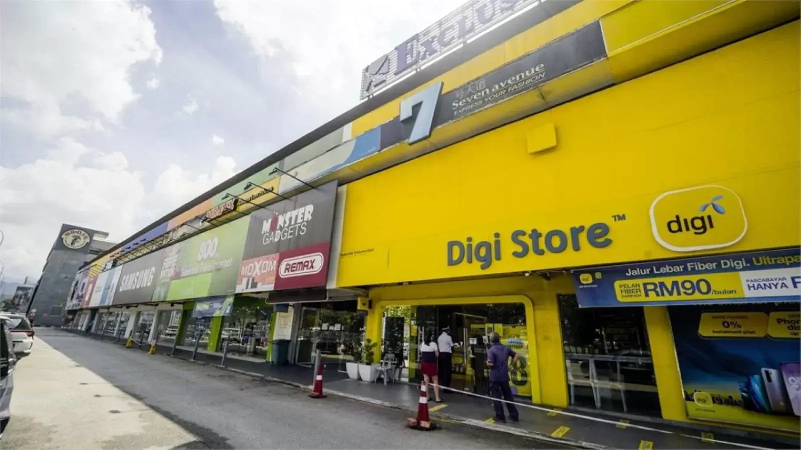 On-site shops in 1969 Business Suites @ Ipoh Garden