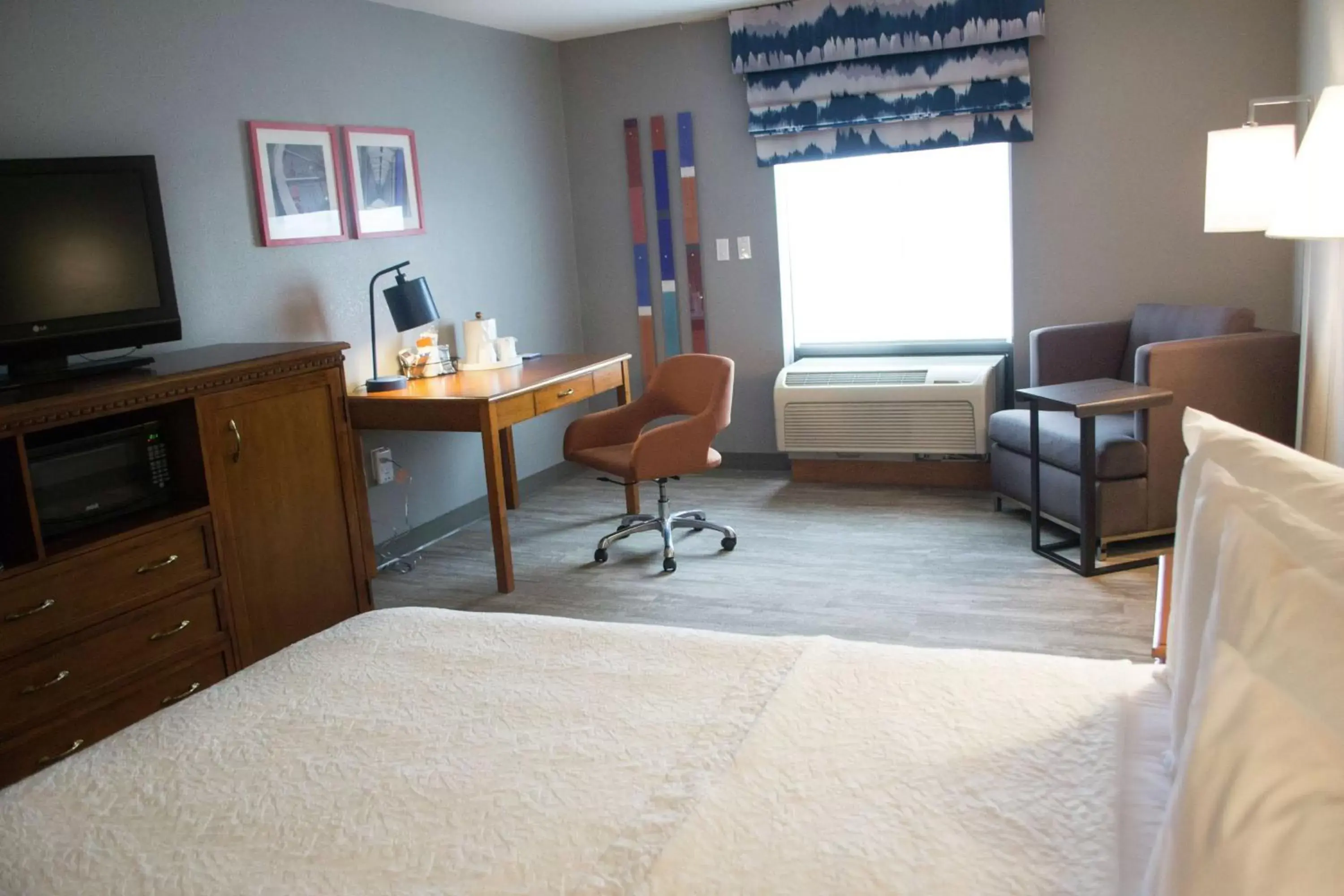 Bed, Seating Area in Hampton Inn Marion