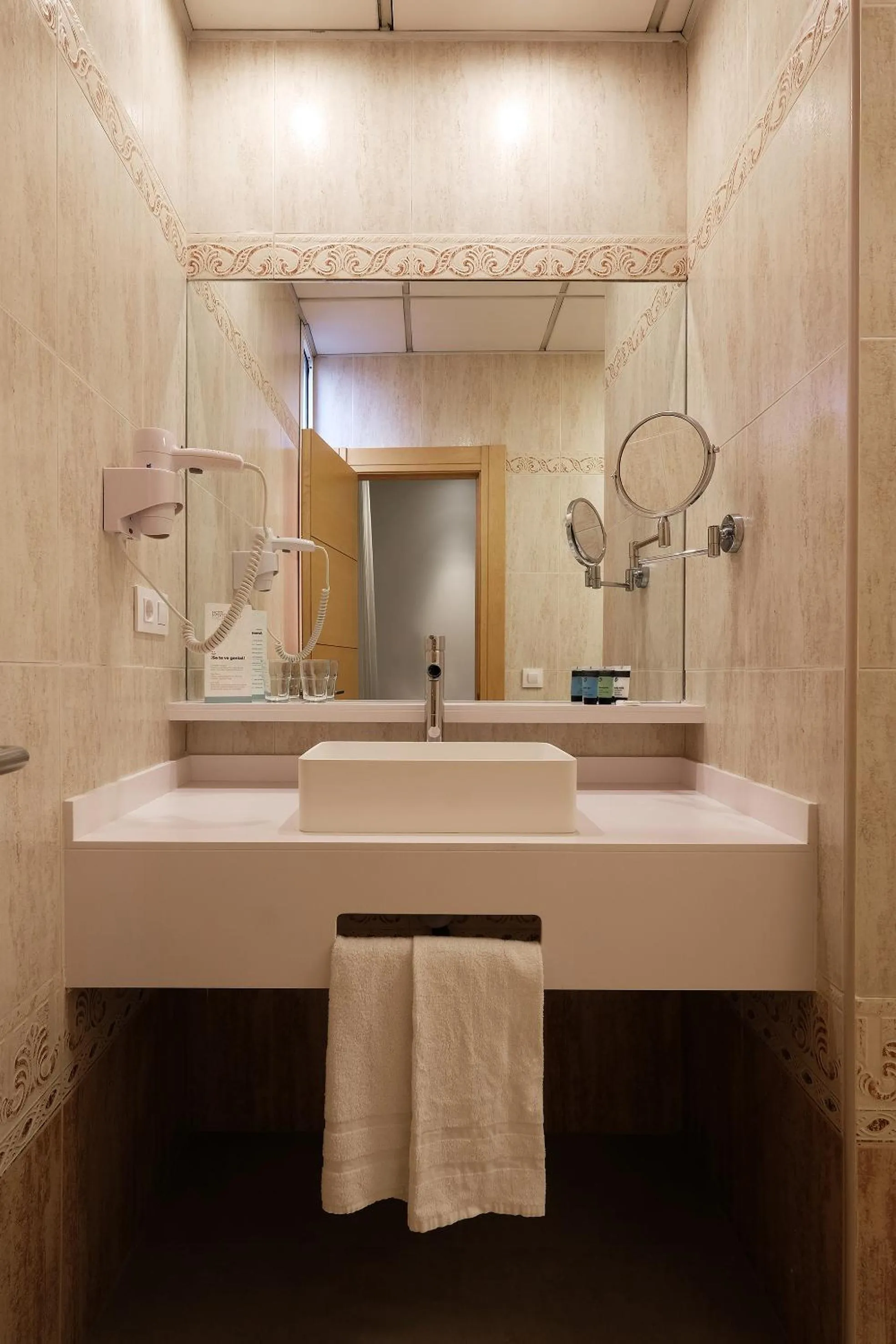 Bathroom in Hotel Mediterraneo Valencia