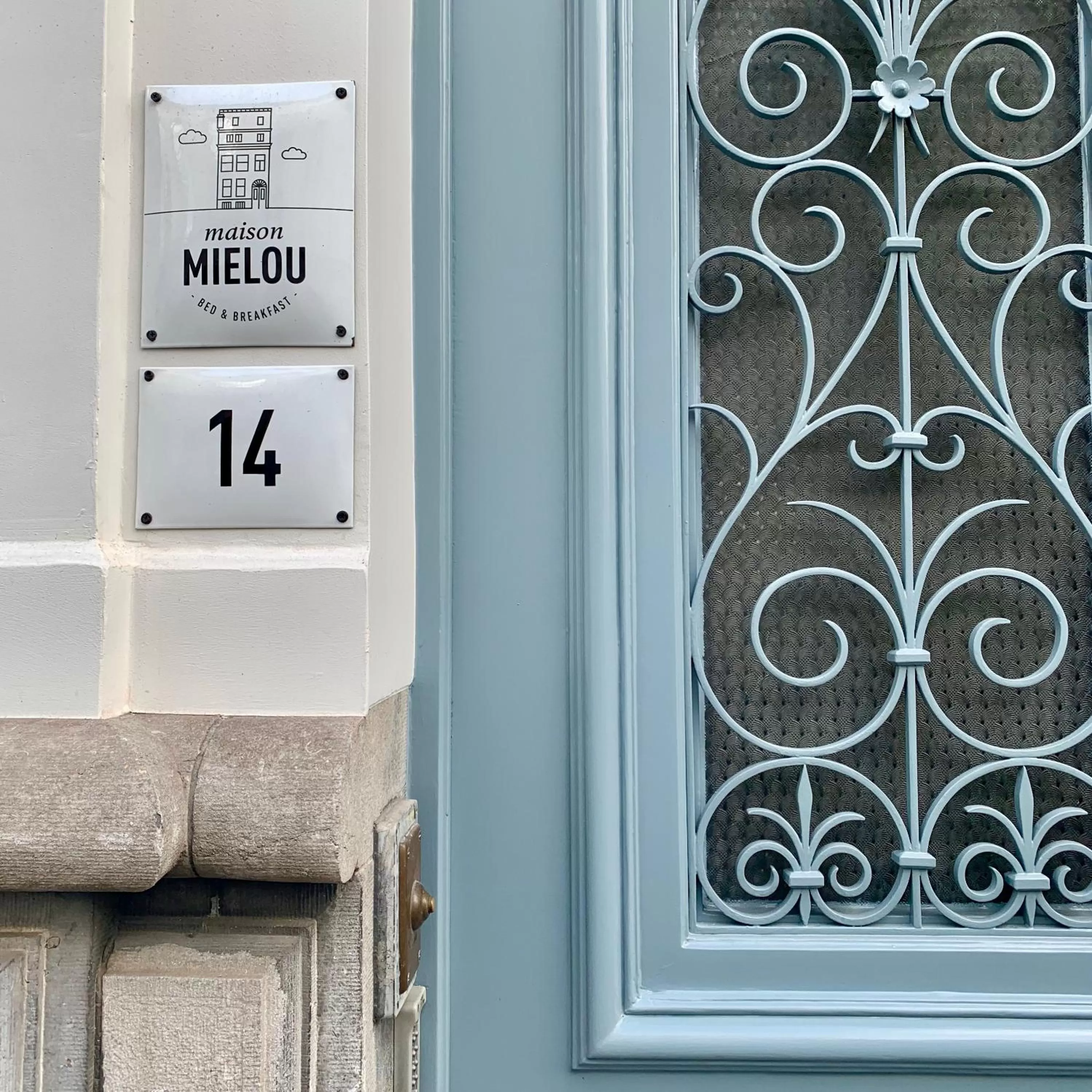 Property building in Maison d'Artiste