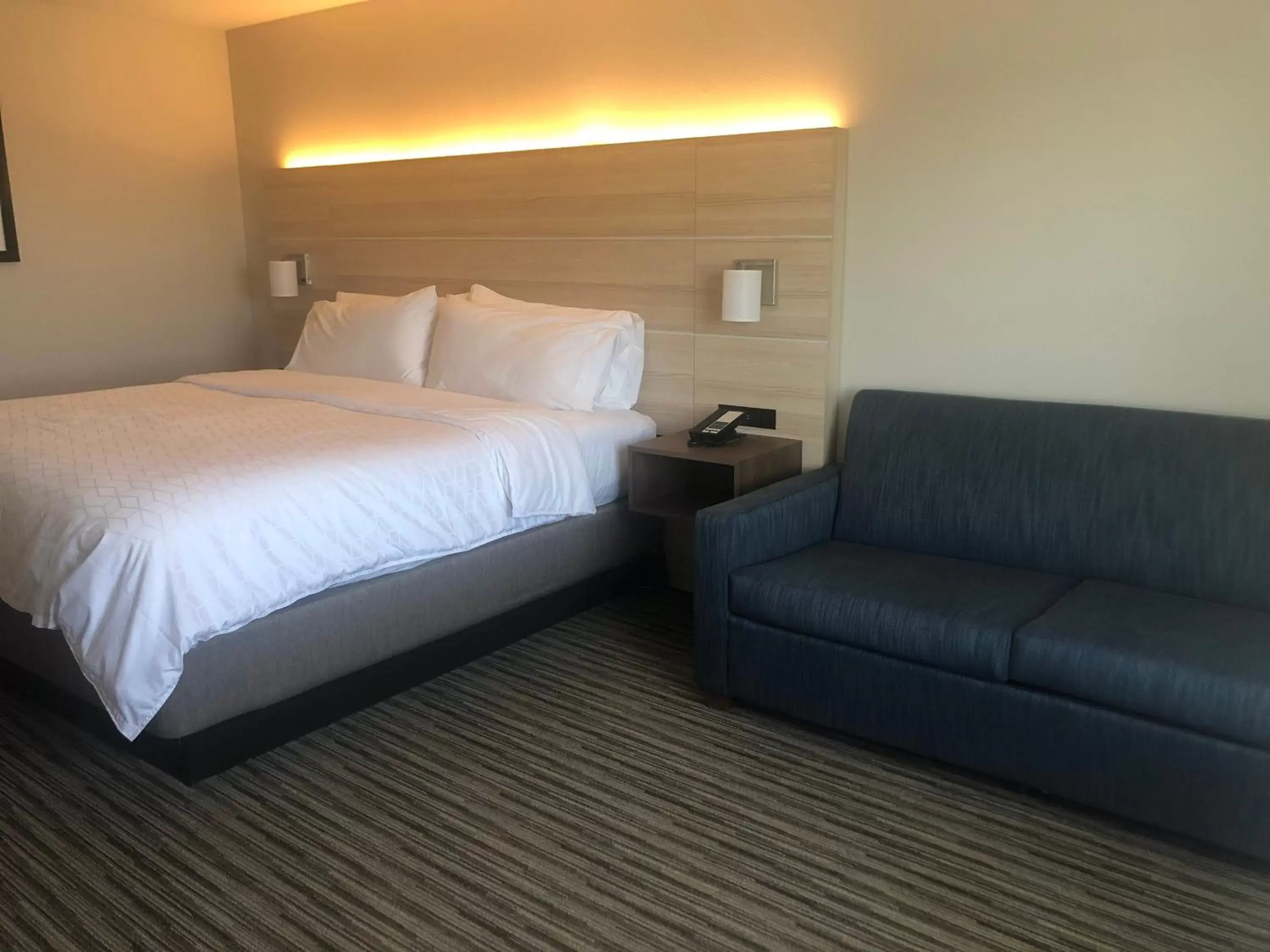 Photo of the whole room, Bed in Holiday Inn Express Hillsboro I-35, an IHG Hotel