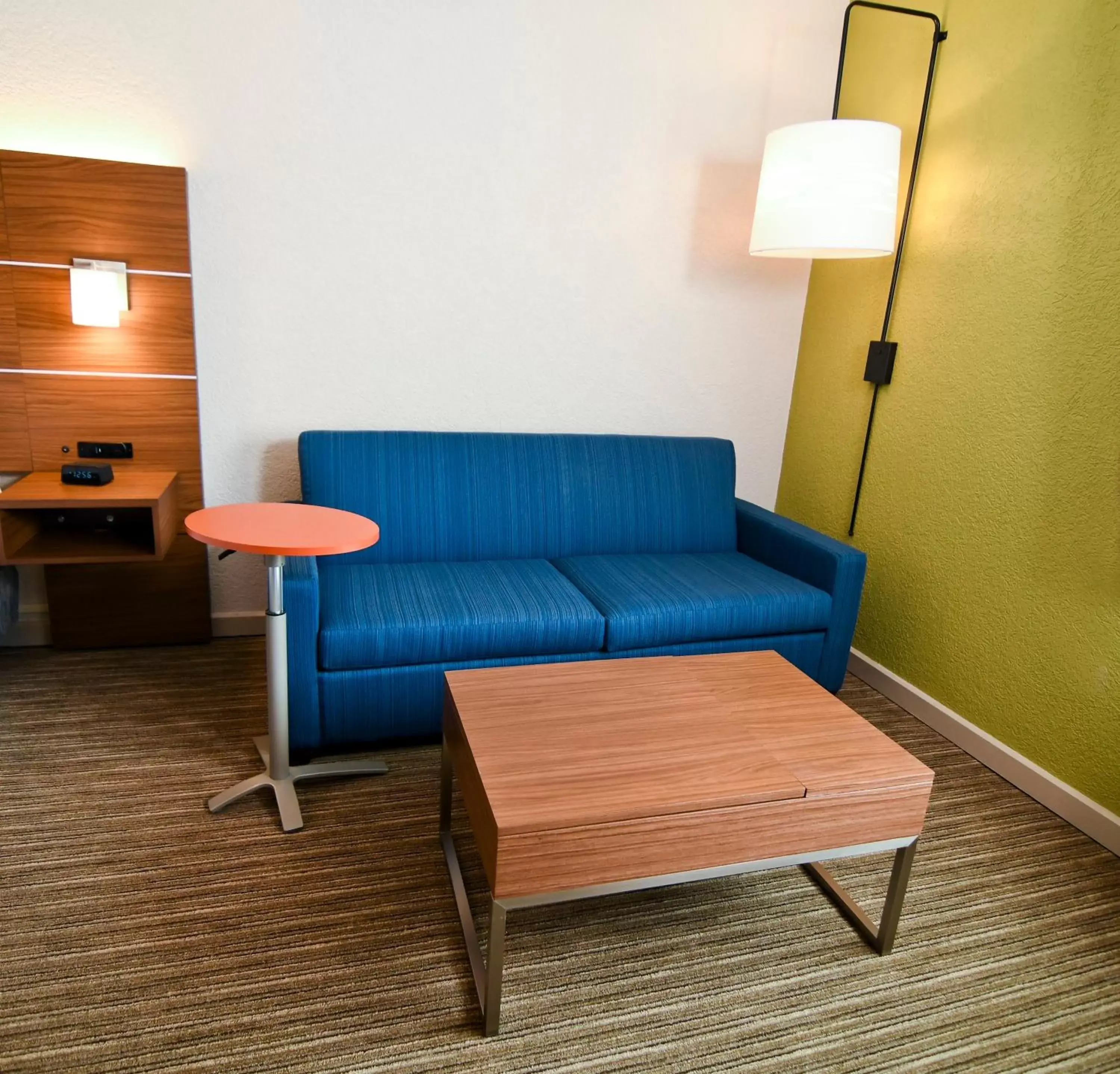 Photo of the whole room, Seating Area in Holiday Inn Express Hotel & Suites Port Clinton-Catawba Island, an IHG Hotel