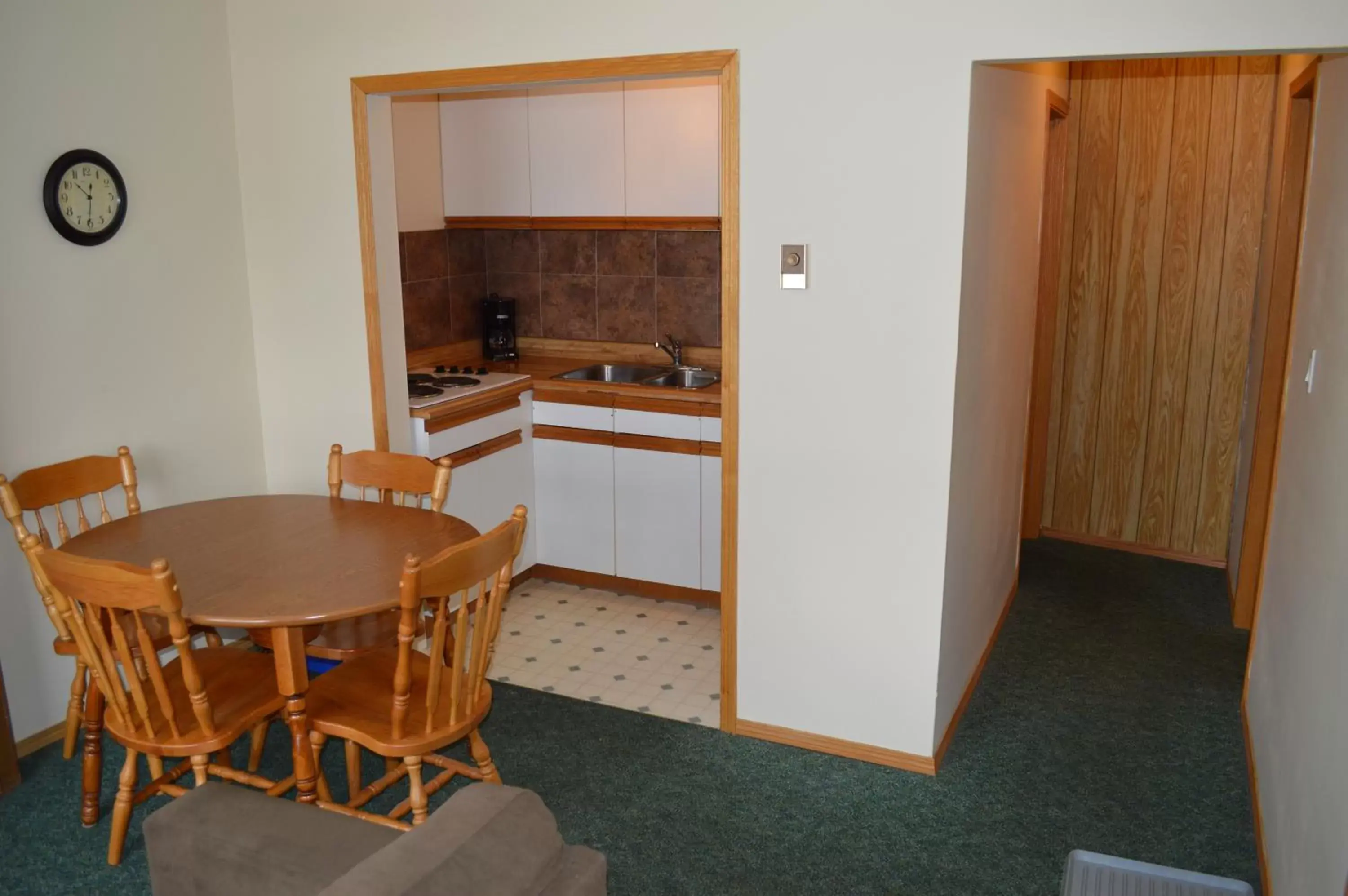 Dining area, Kitchen/Kitchenette in Motel Tyrol