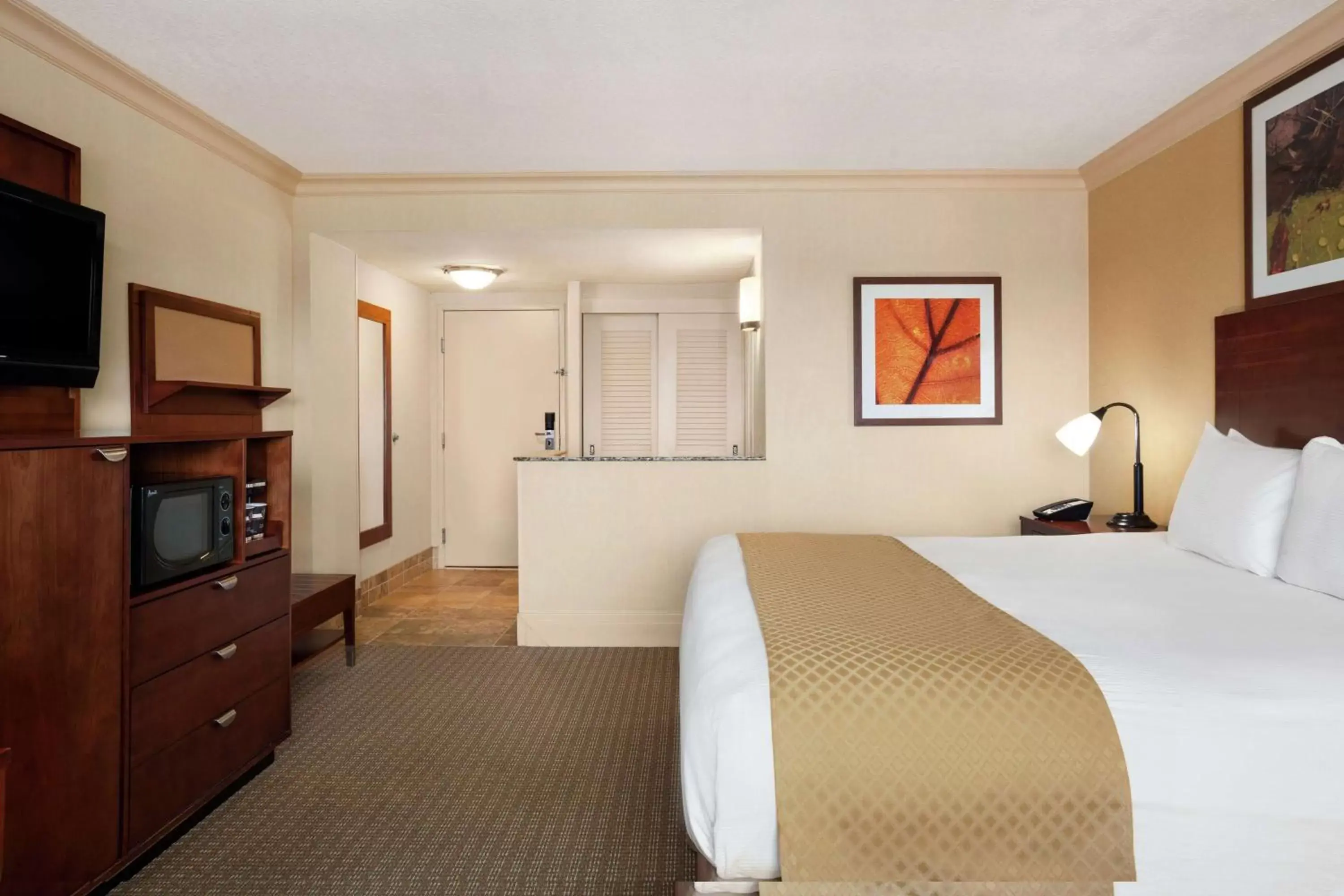 Bedroom, Bed in DoubleTree by Hilton Hotel Dallas - Love Field