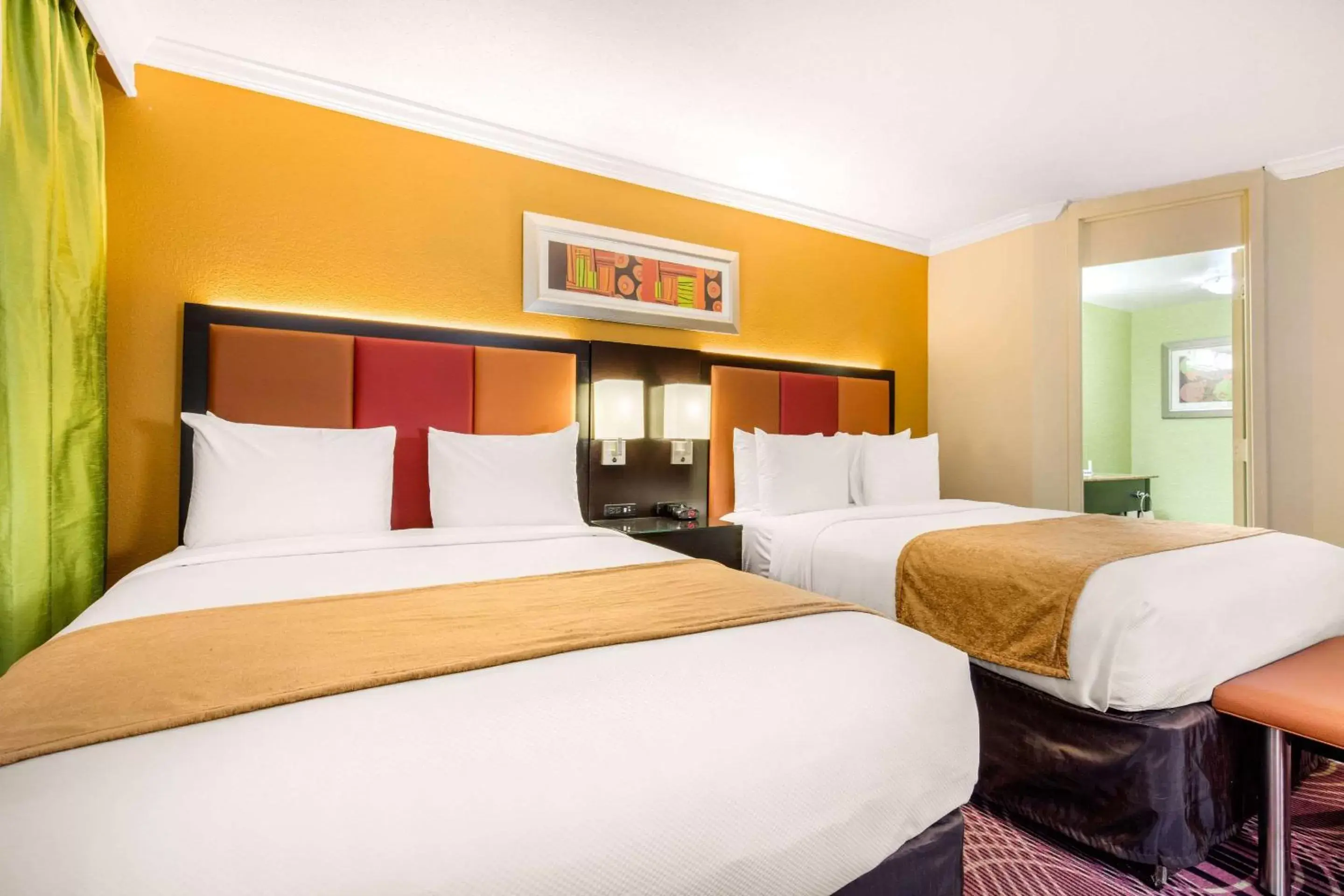 Queen Room with Two Queen Beds in Holiday Inn Nashville Downtown - Stadium by IHG Queen Room with Two Queen Beds in Holiday Inn Nashville Downtown - Stadium by IHG