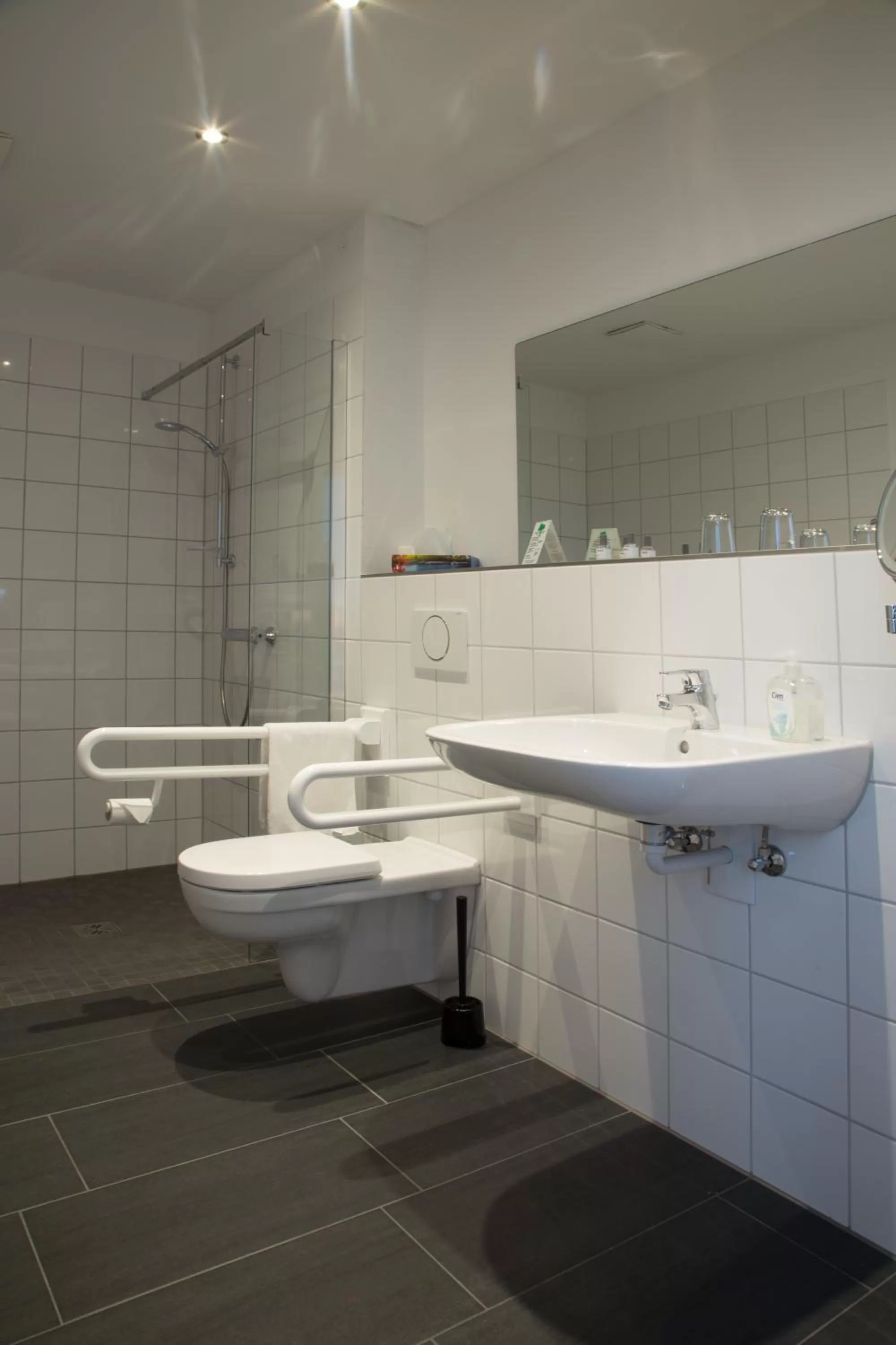 Bathroom in Ruhr Inn Hotel