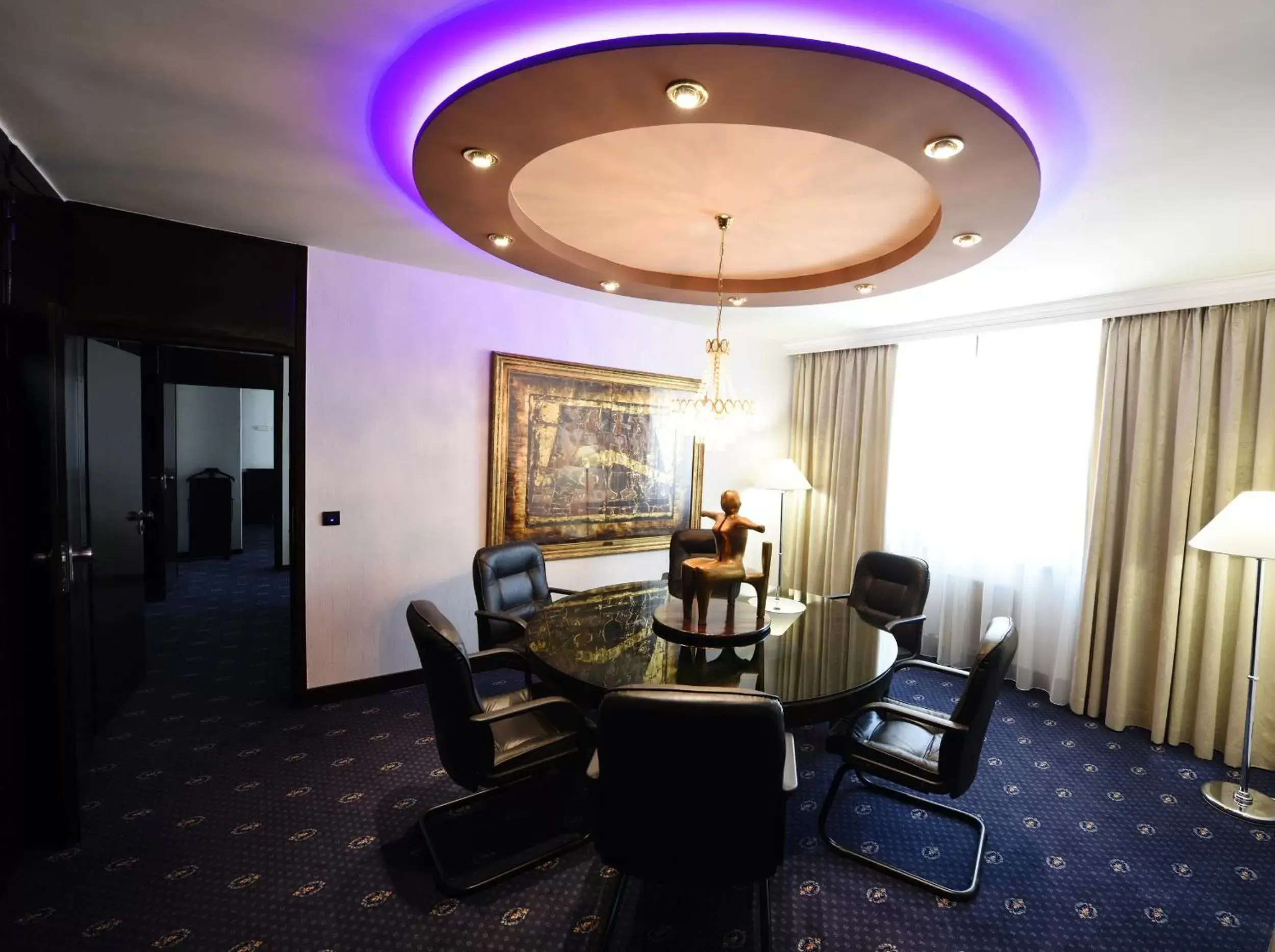 Seating area, Dining Area in Hotel Holiday