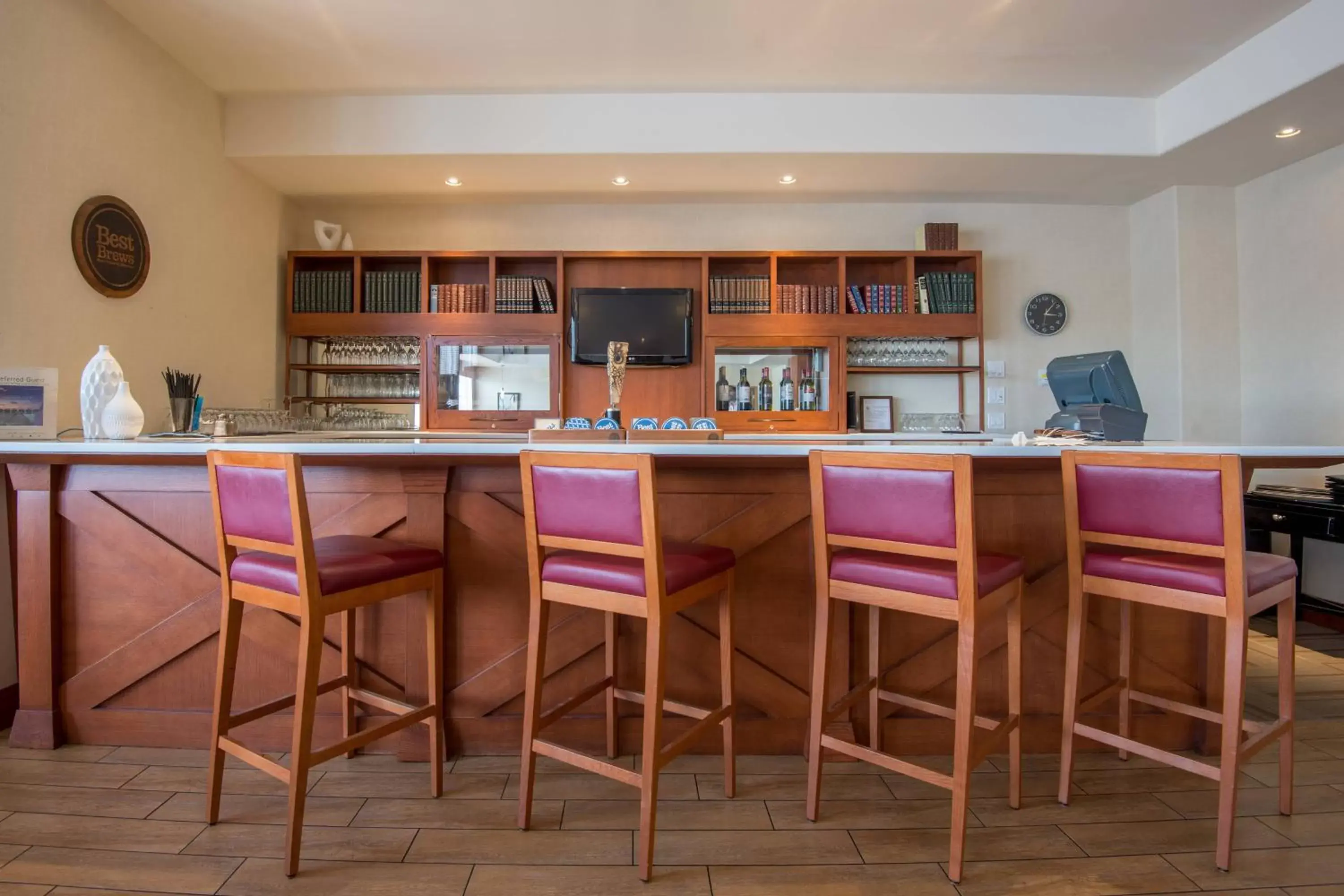 Restaurant/places to eat, Lounge/Bar in Four Points by Sheraton Saskatoon