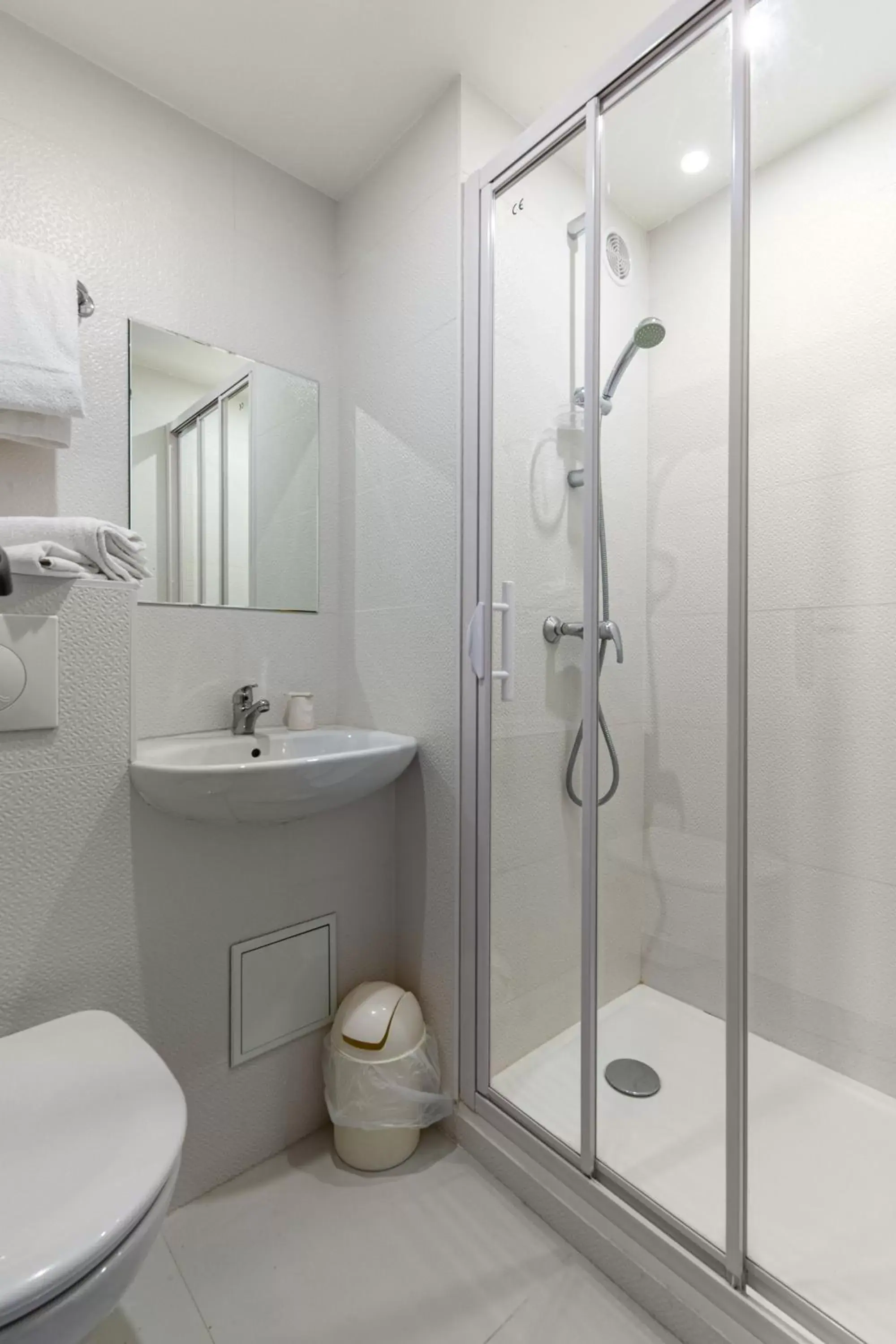 Bathroom in Premiere Classe Rennes Ouest - Le Rheu