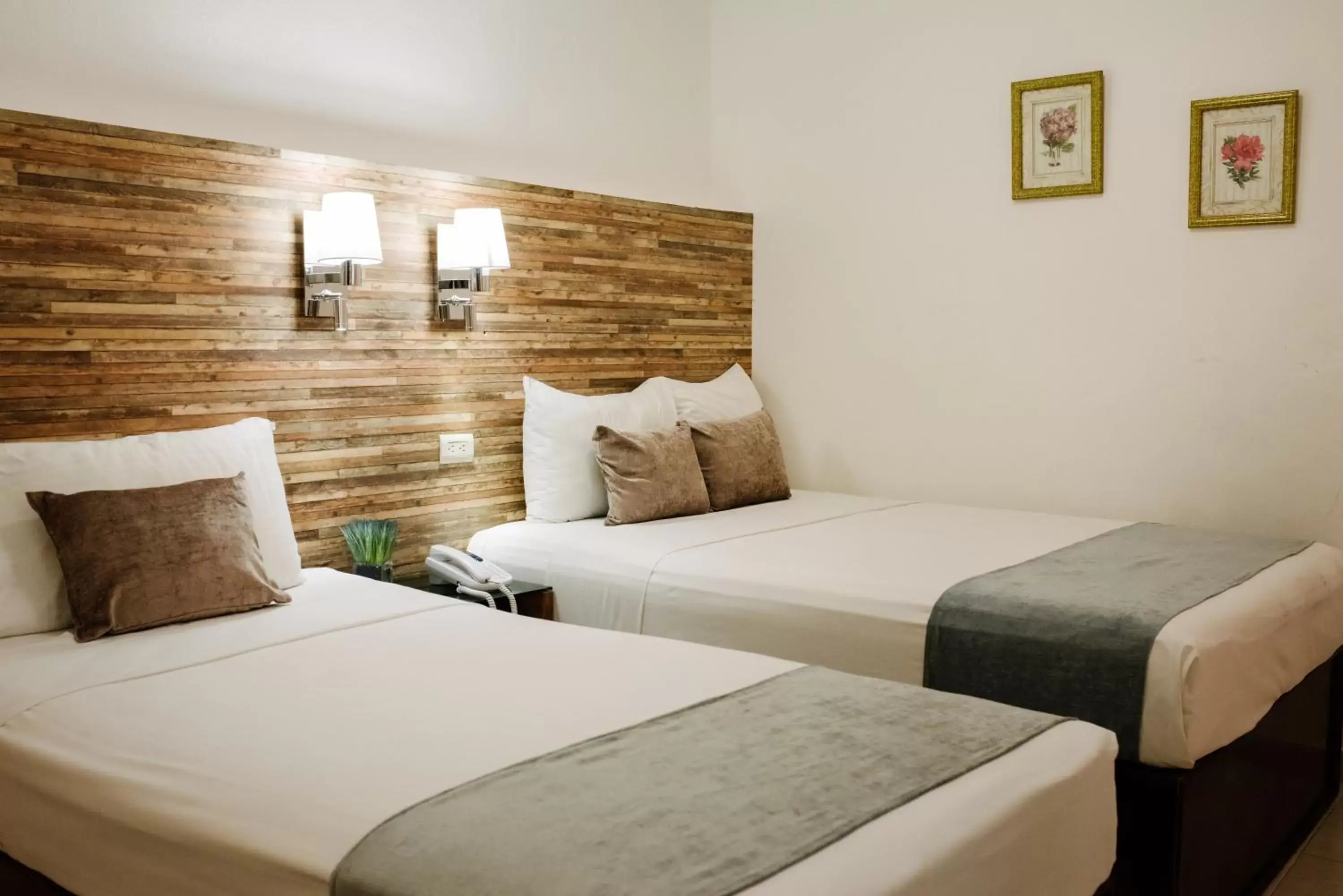 Bedroom, Bed in Hotel San Miguel, en el Centro - Desayuno Gratis
