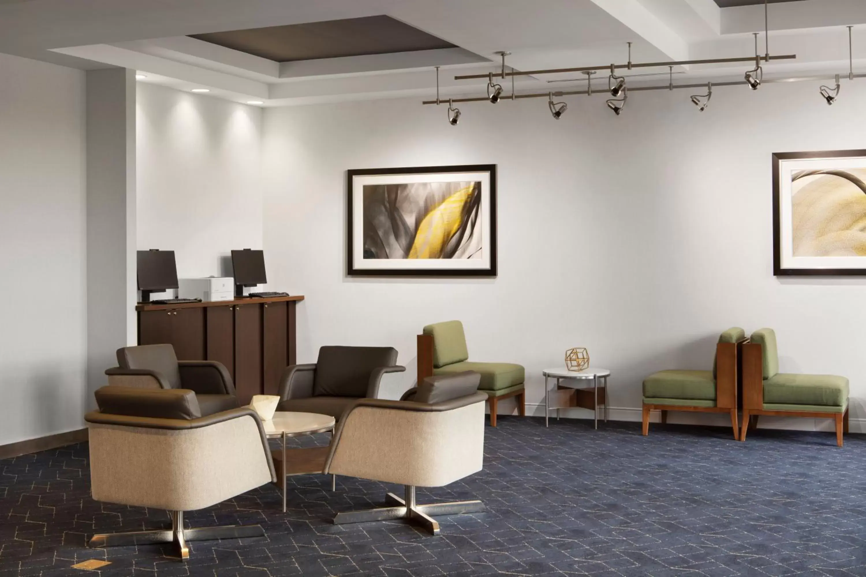 Business facilities, Seating Area in Courtyard Louisville Airport