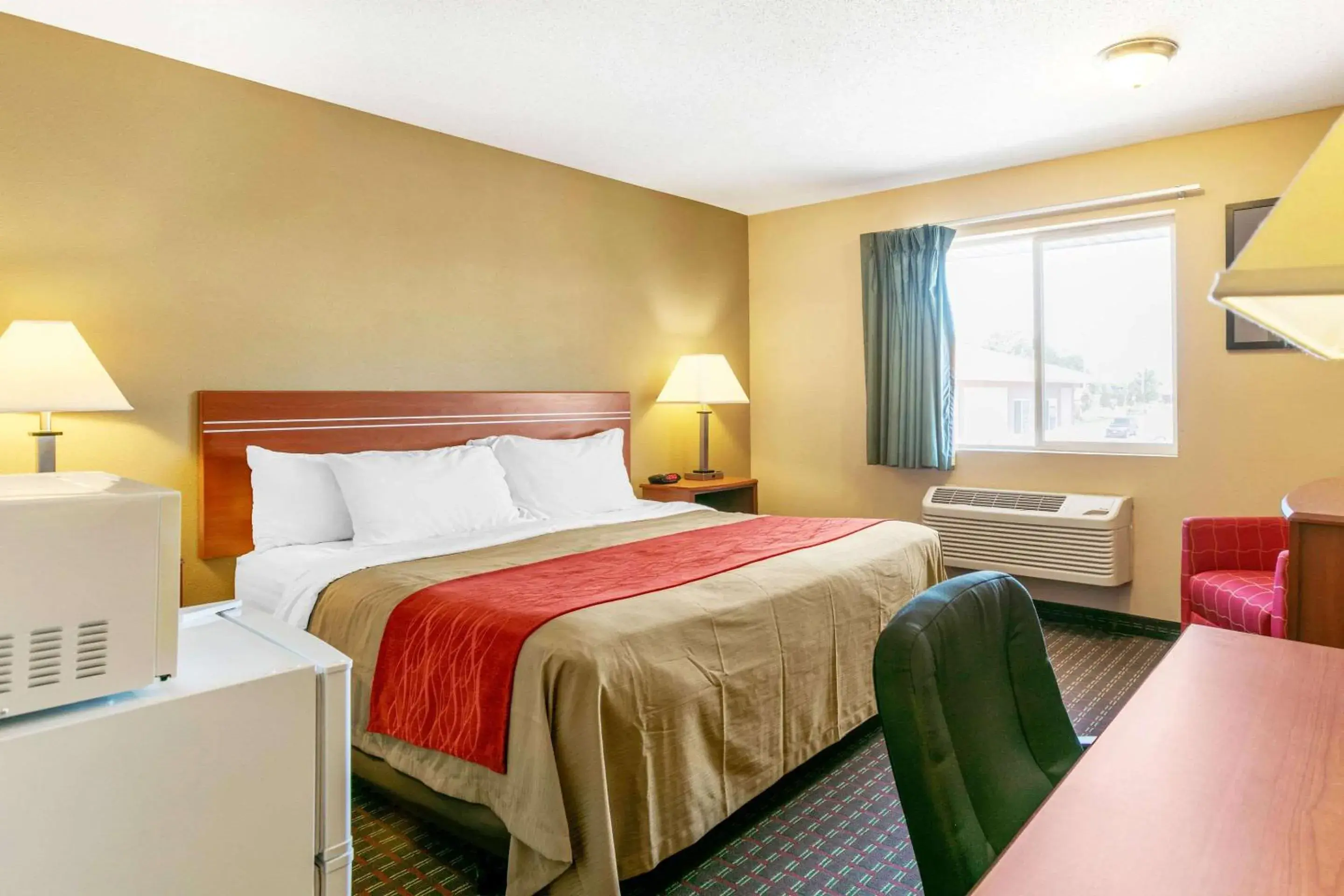 Photo of the whole room, Bed in Rodeway Inn Rapid City