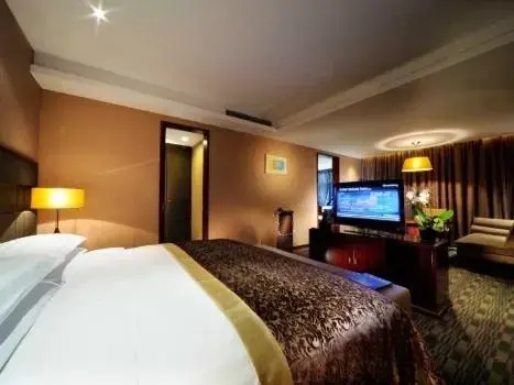 Bed, TV/Entertainment Center in Crowne Plaza Beijing Zhongguancun, an IHG Hotel