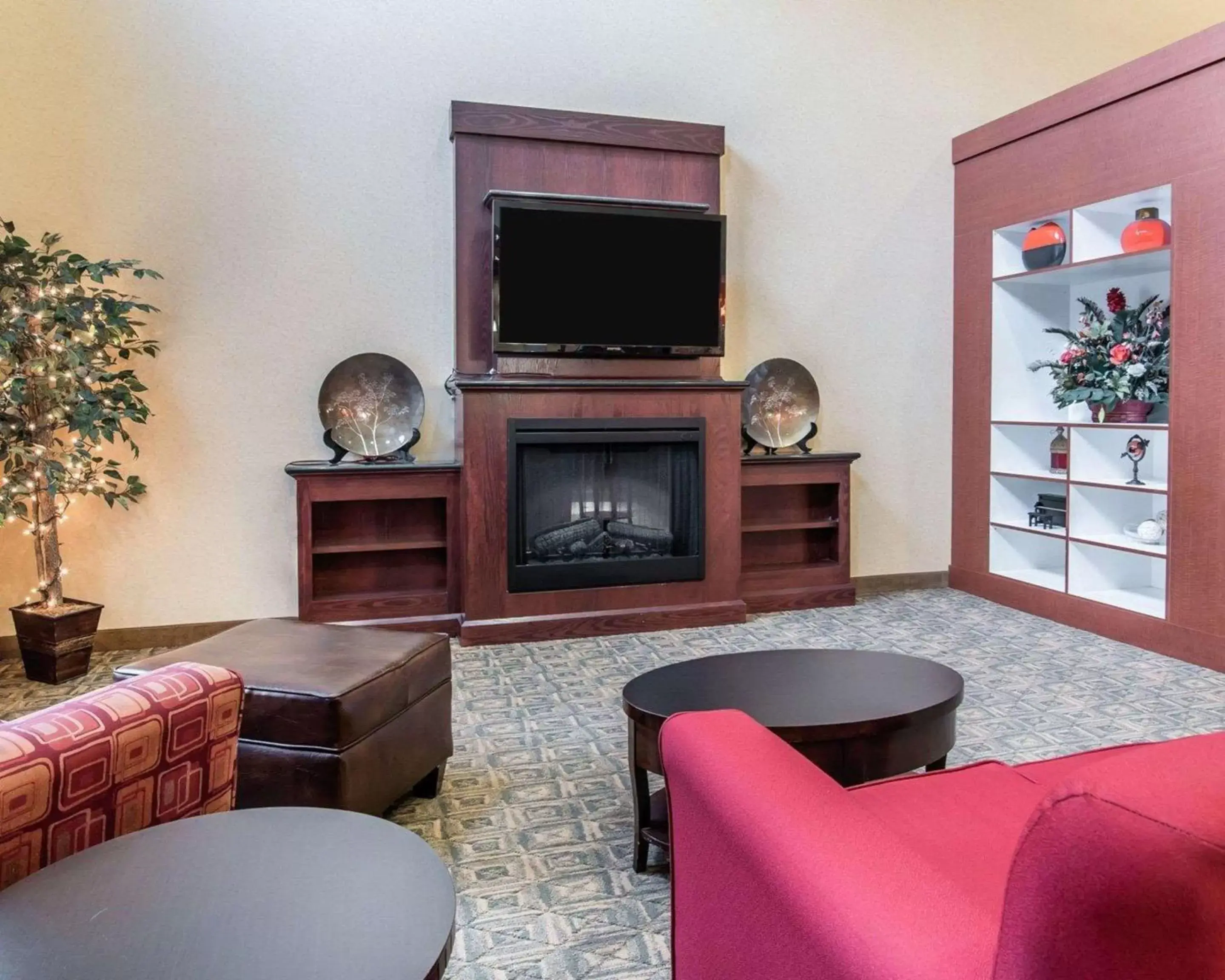 Lobby or reception, Seating Area in Comfort Suites Vestal near University