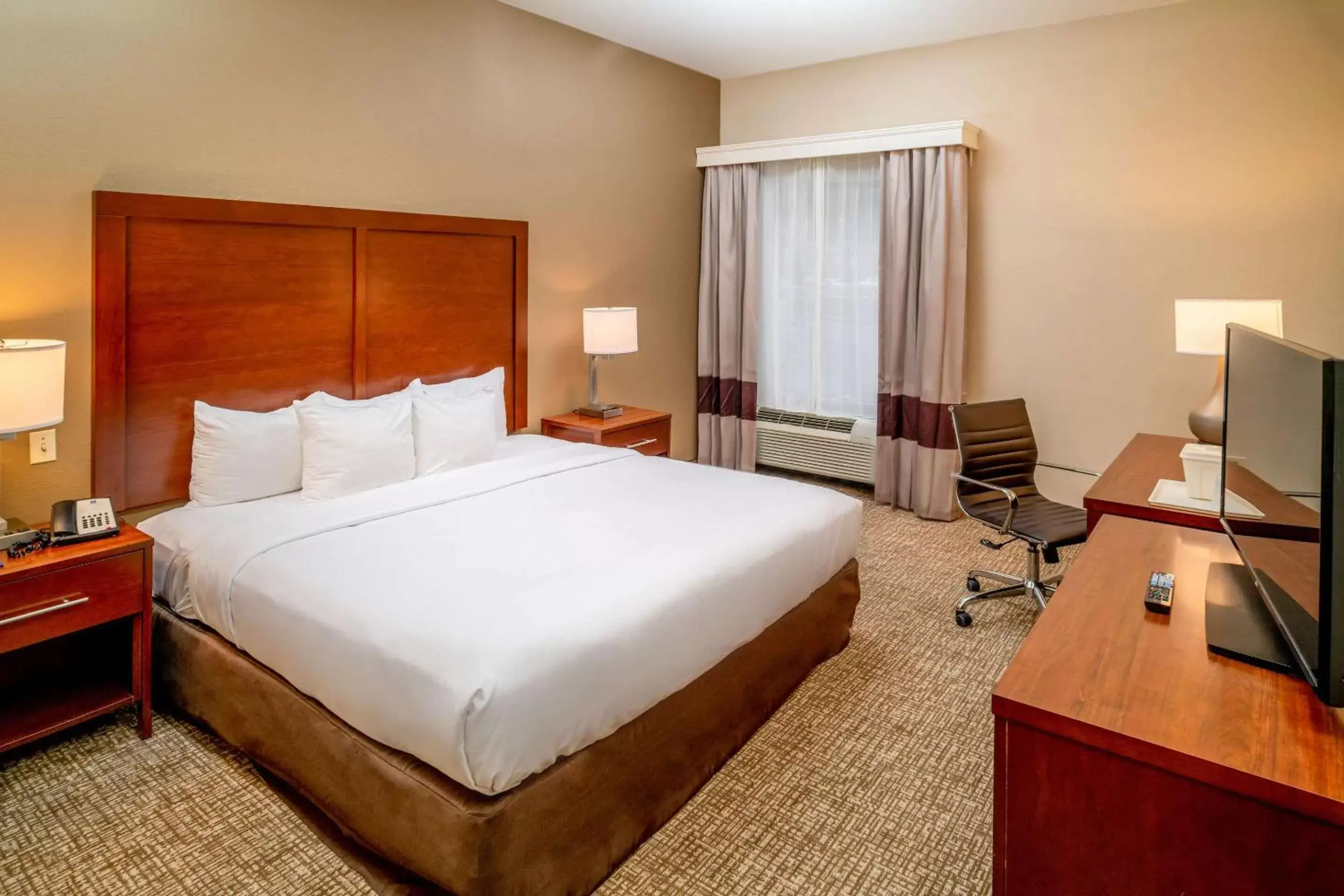 Photo of the whole room, Bed in Comfort Inn & Suites Grundy