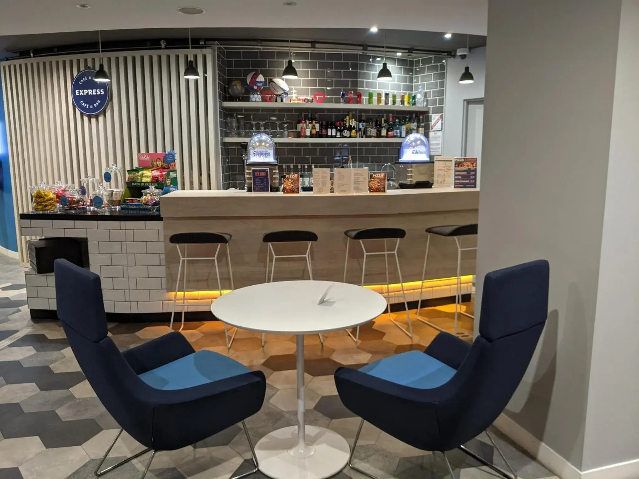 Lounge or bar, Lounge/Bar in Holiday Inn Express Paris - Velizy