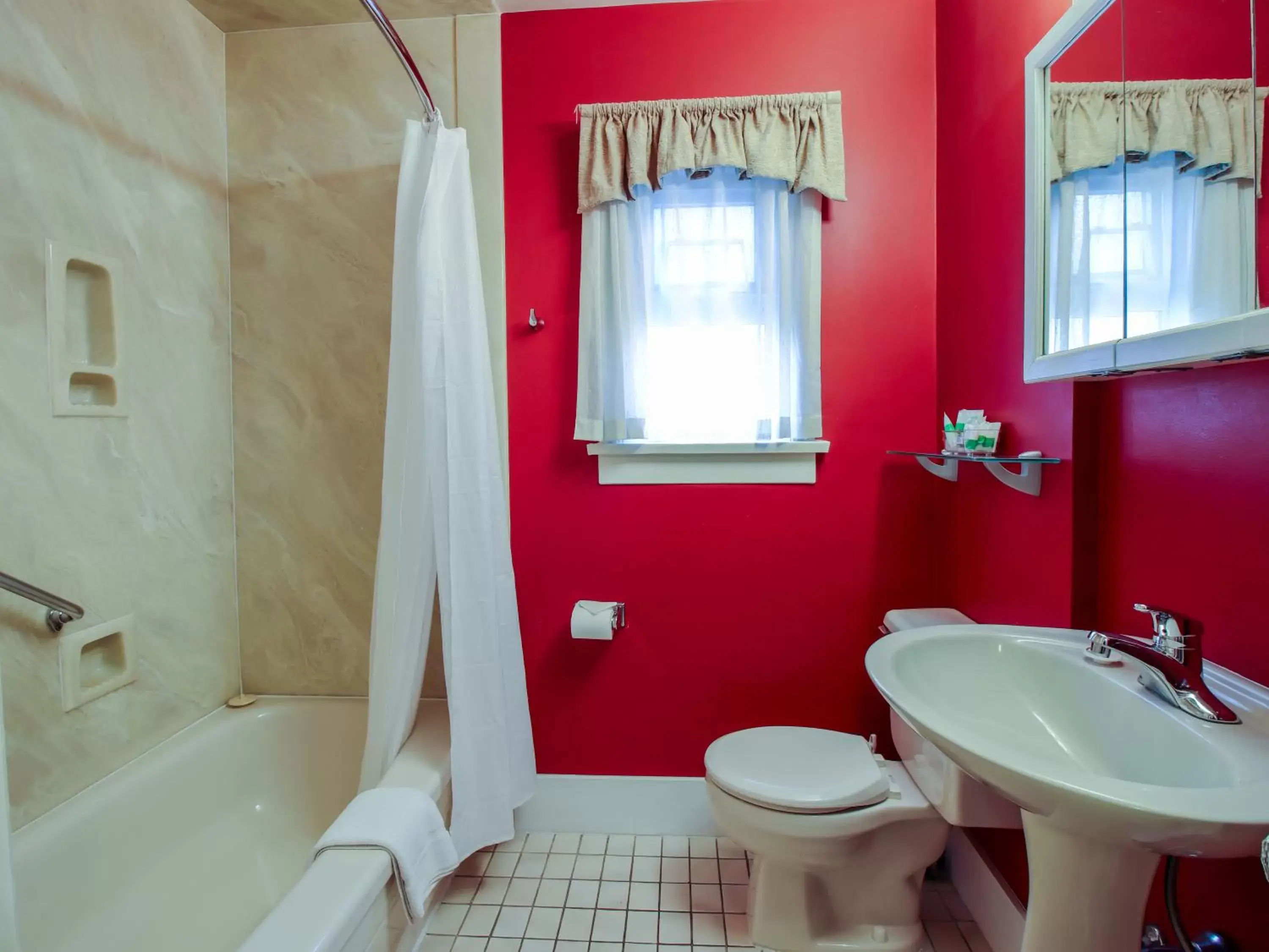 Bathroom in James Bay Inn Hotel, Suites & Cottage