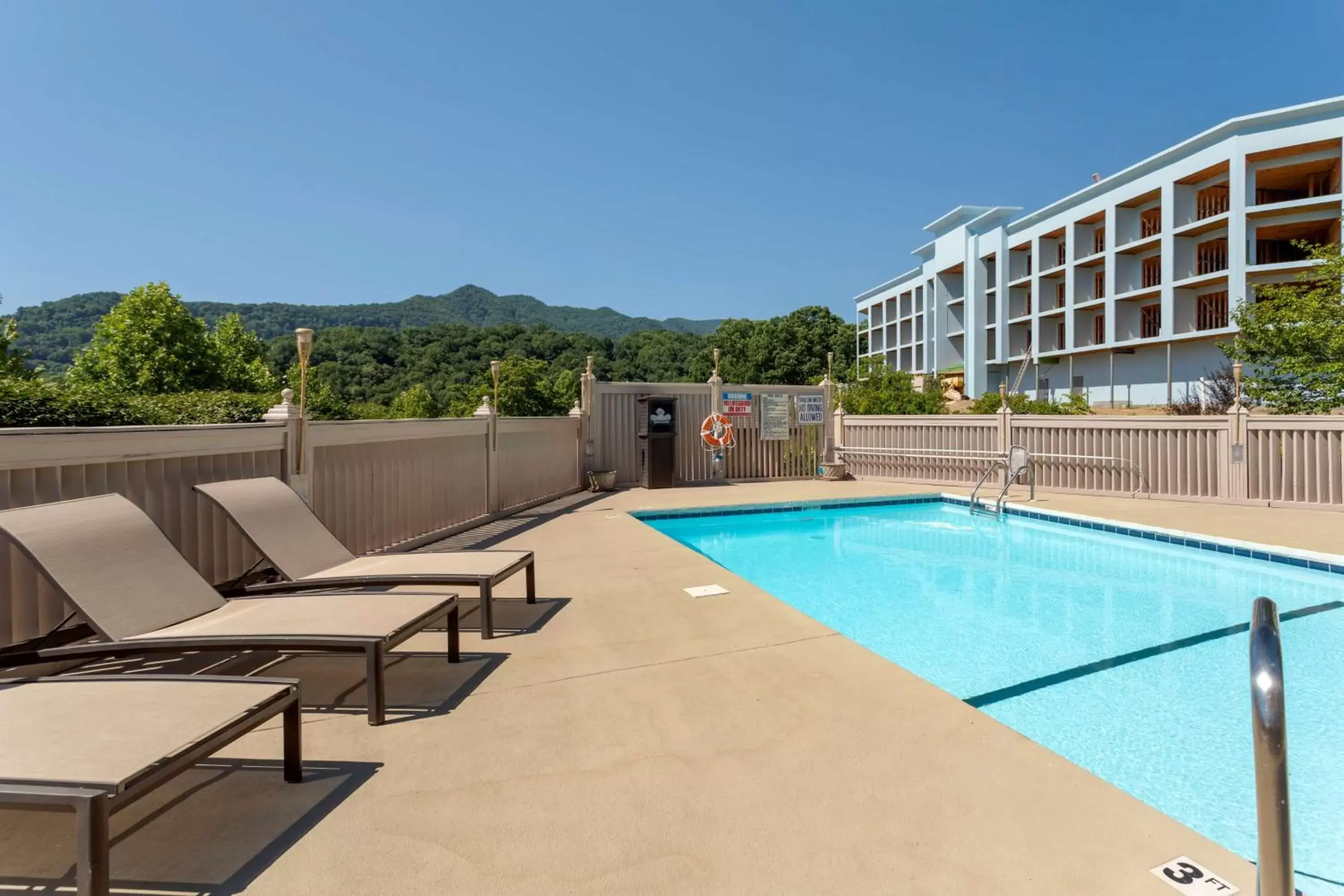 Pool view, Swimming Pool in Best Western Smoky Mountain Inn