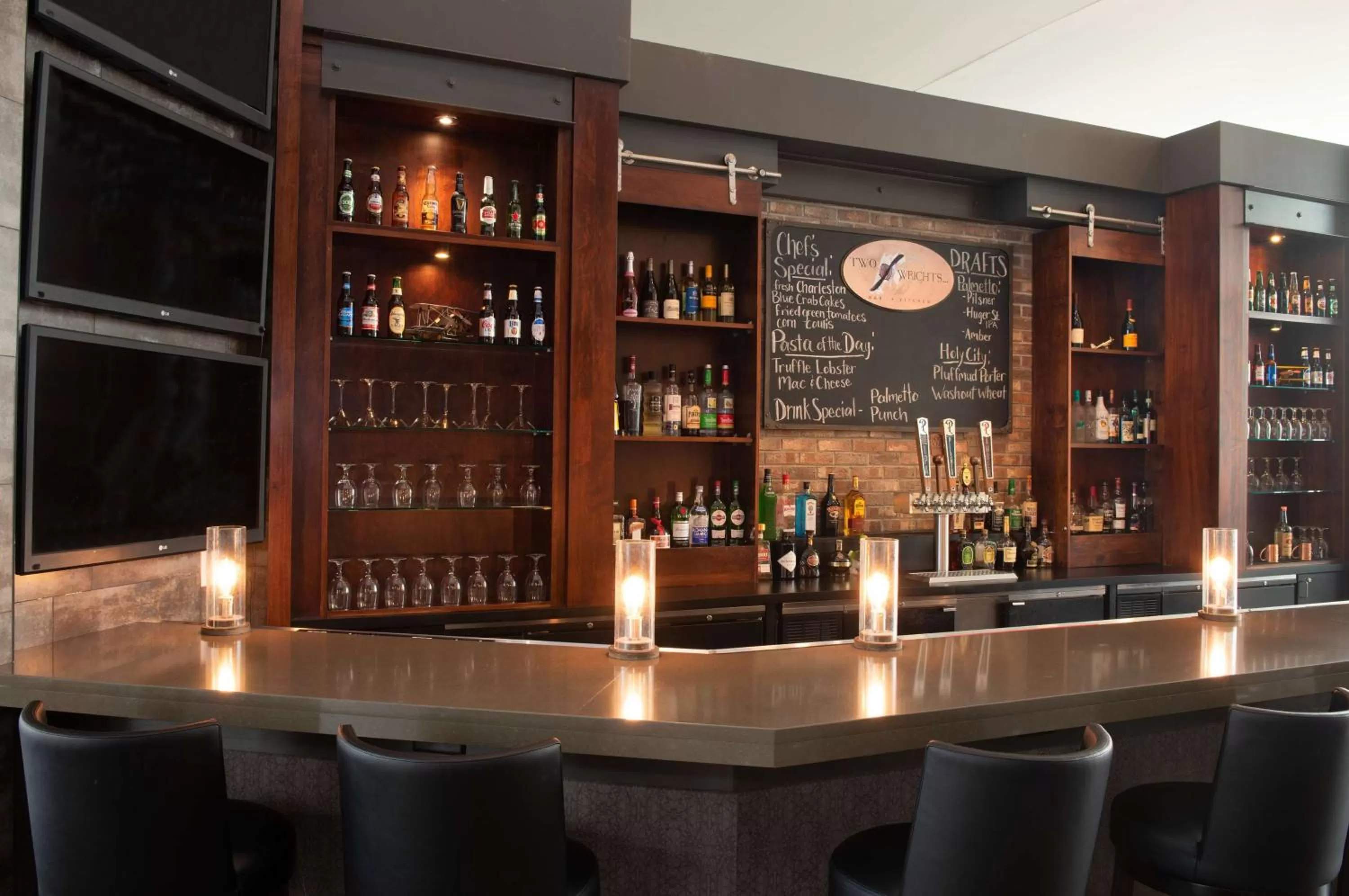 Lounge or bar in DoubleTree Hotel & Suites Charleston Airport