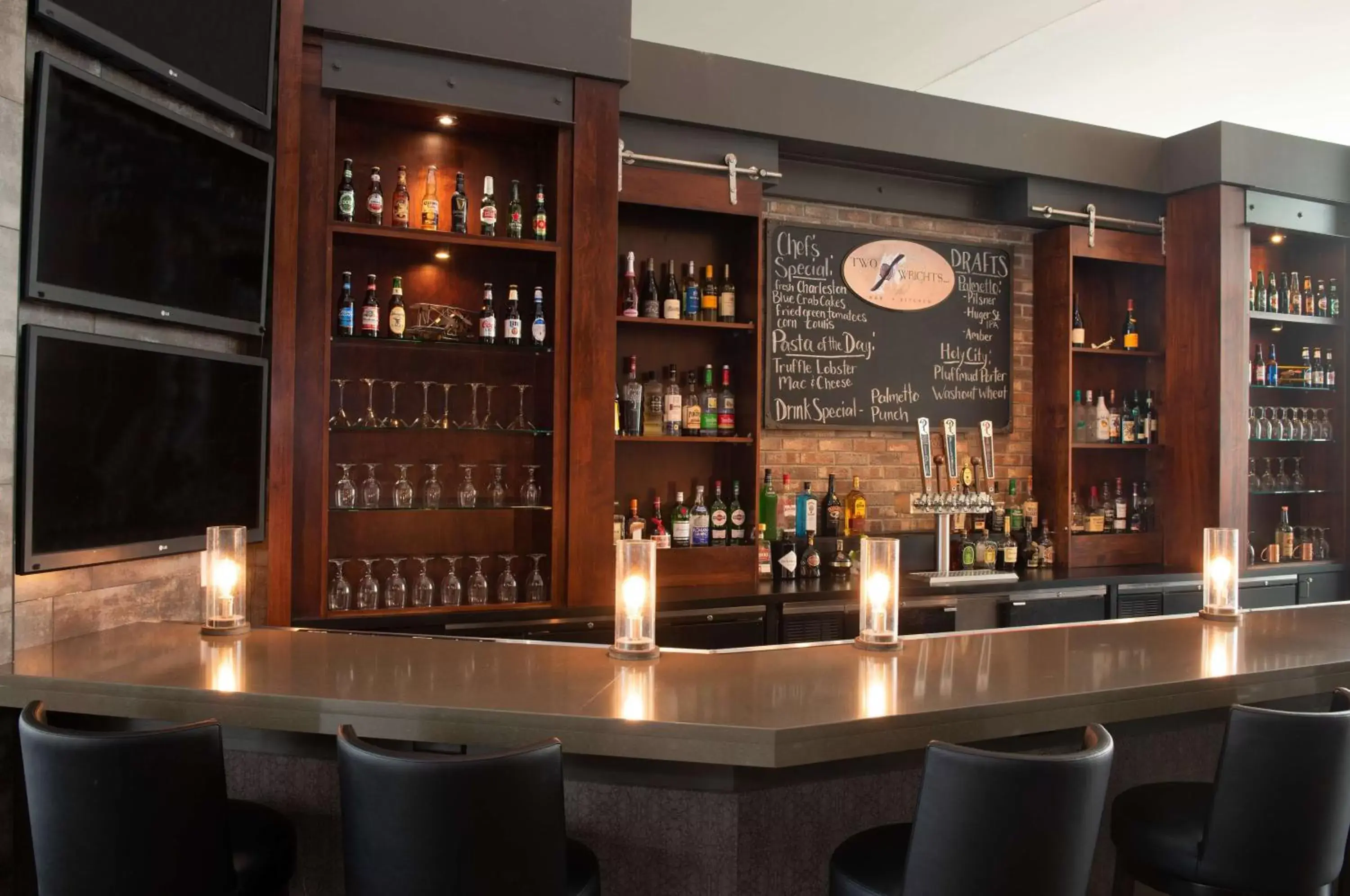 Lounge or bar, Lounge/Bar in DoubleTree Hotel & Suites Charleston Airport