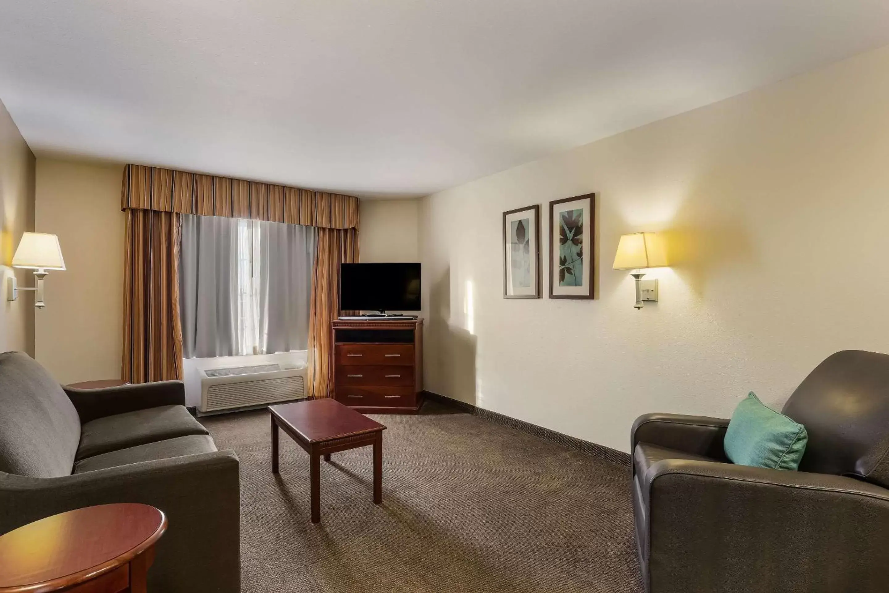 Bedroom, Seating Area in MainStay Suites Fitchburg - Madison