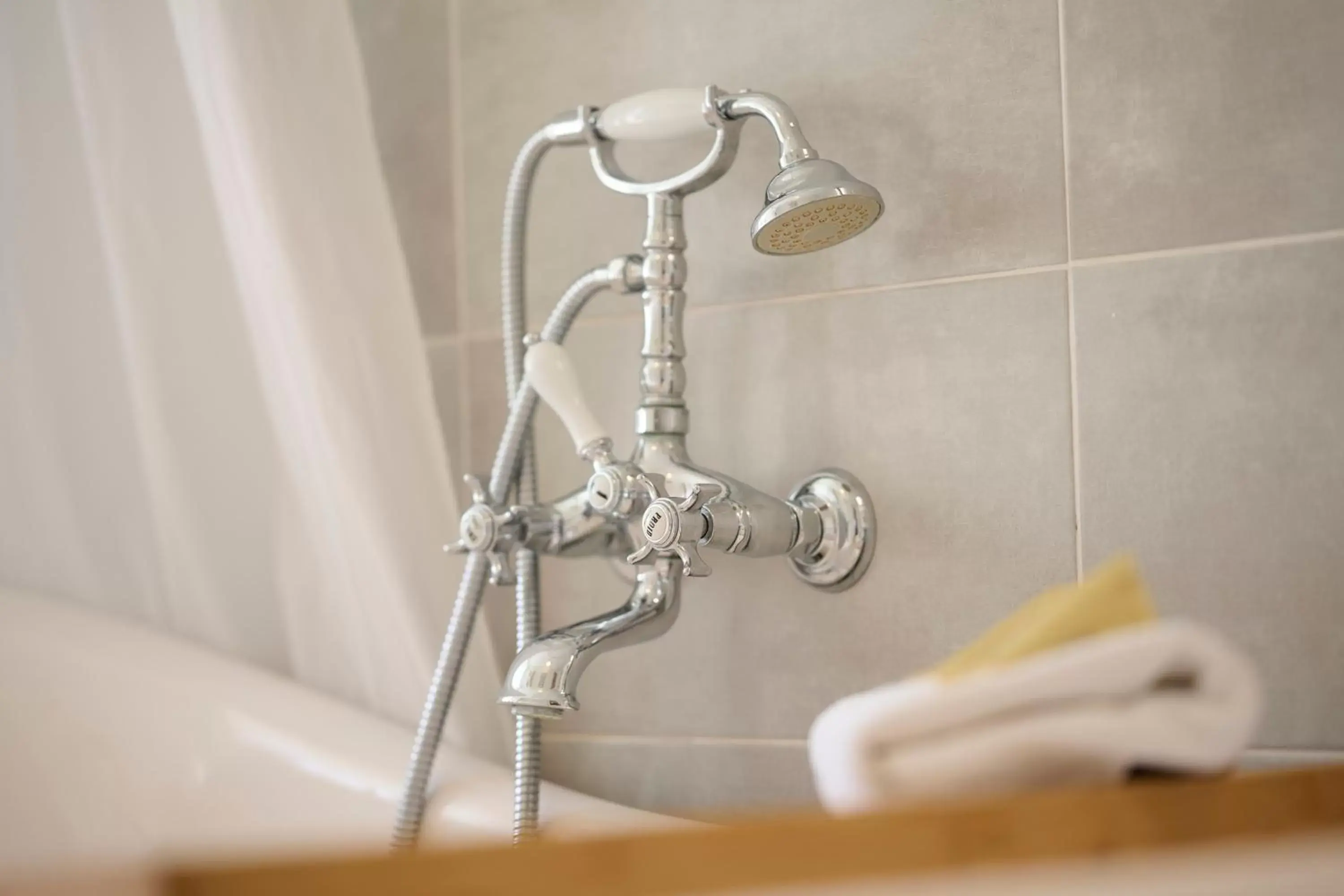 Bathroom in The Originals Boutique, Hôtel La Colonne de Bronze, Saint-Valéry-sur-Somme (Inter-Hotel)