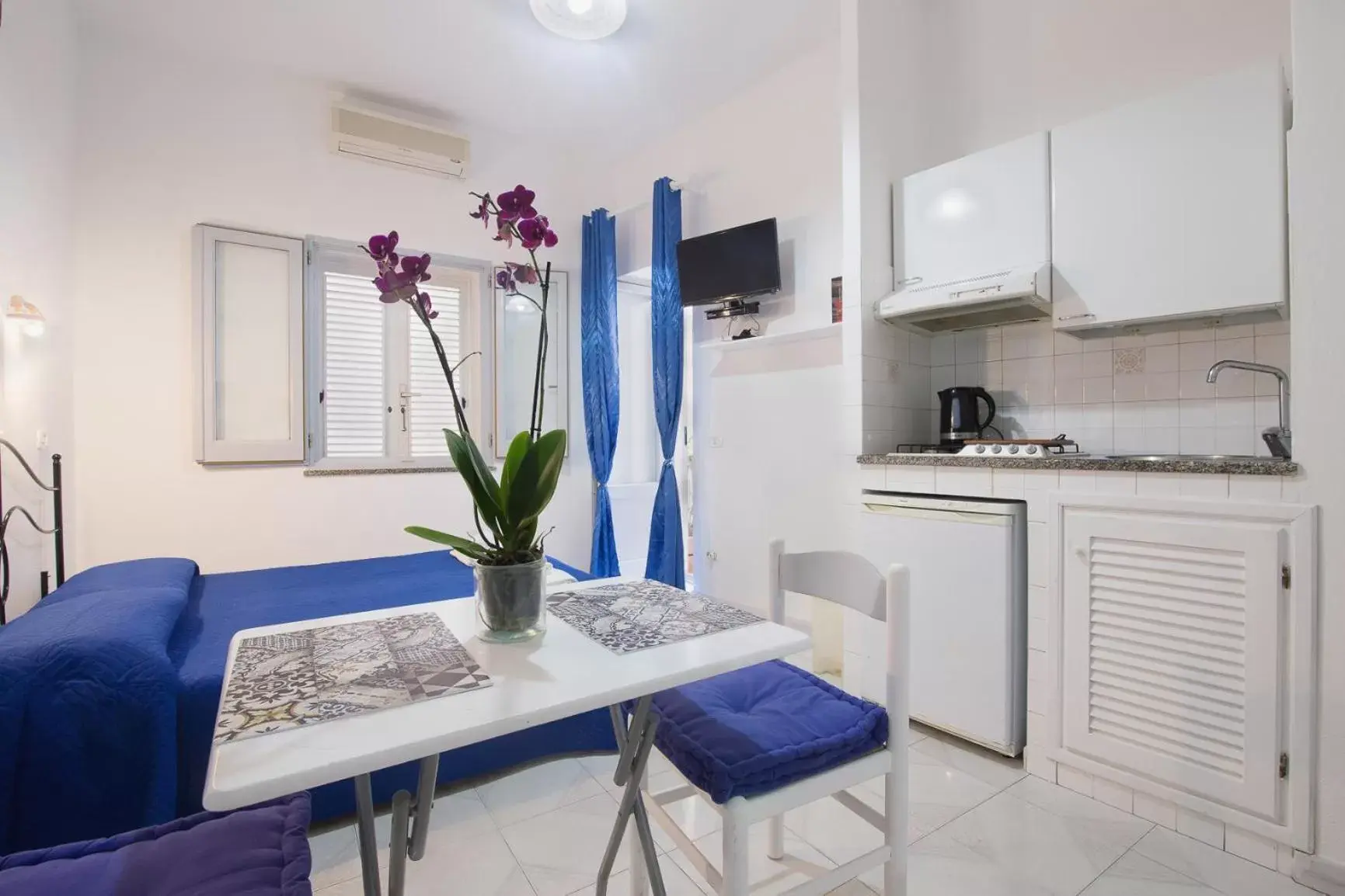 Property building, Kitchen/Kitchenette in Lo Nardo Accommodation