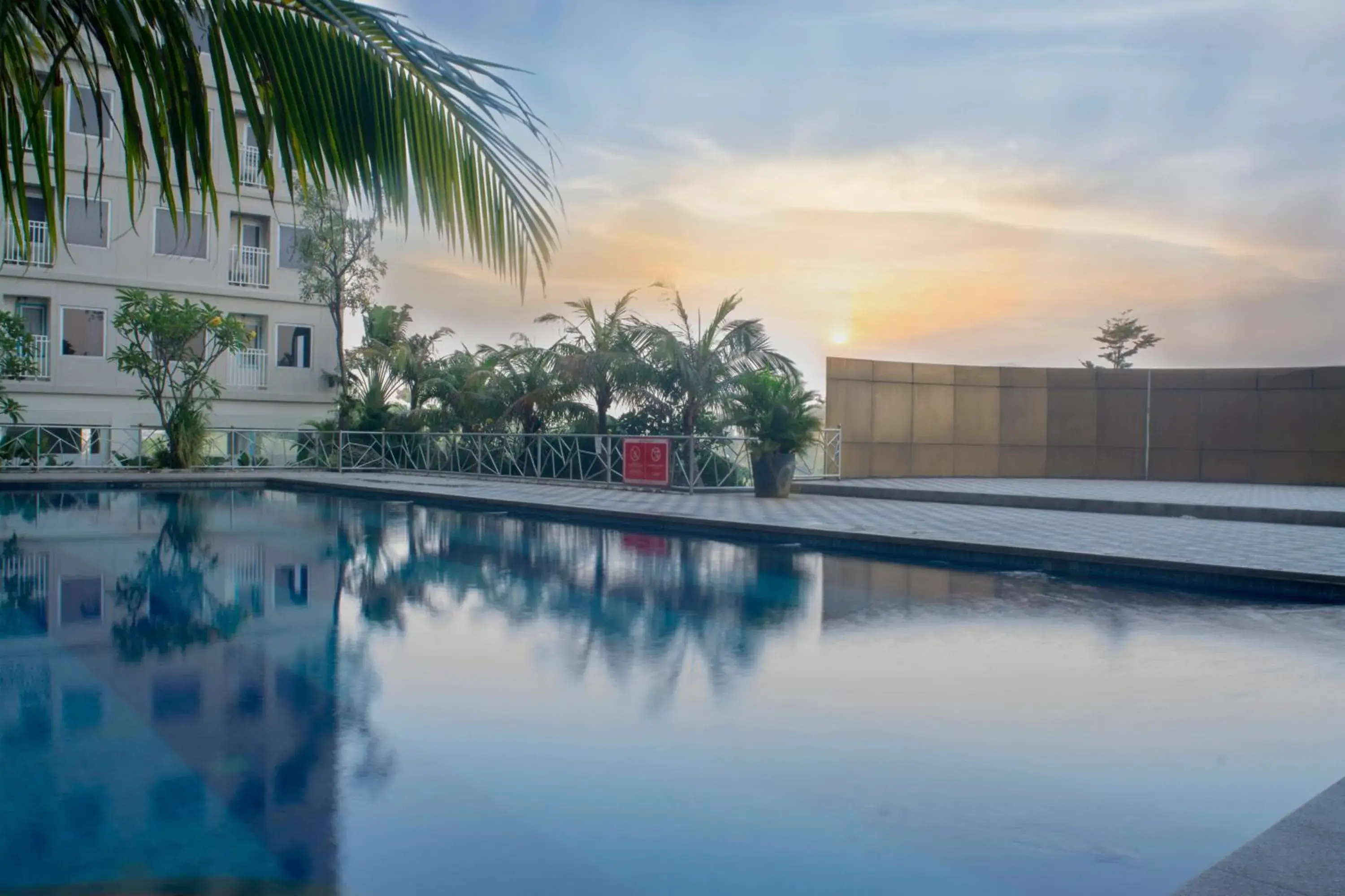 Breakfast, Swimming Pool in Titanium Express HomTel