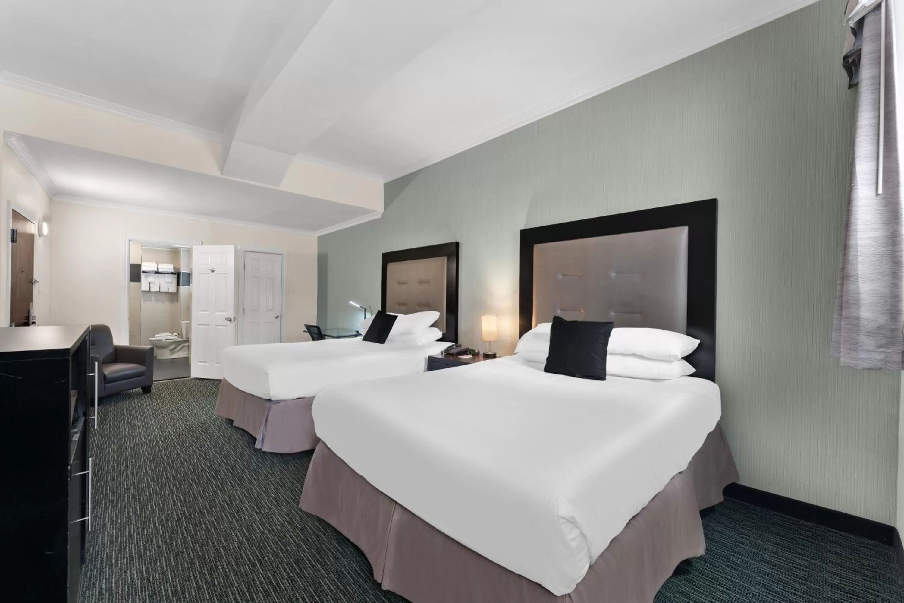 Photo of the whole room, Bed in Red Lion Inn & Suites Philadelphia