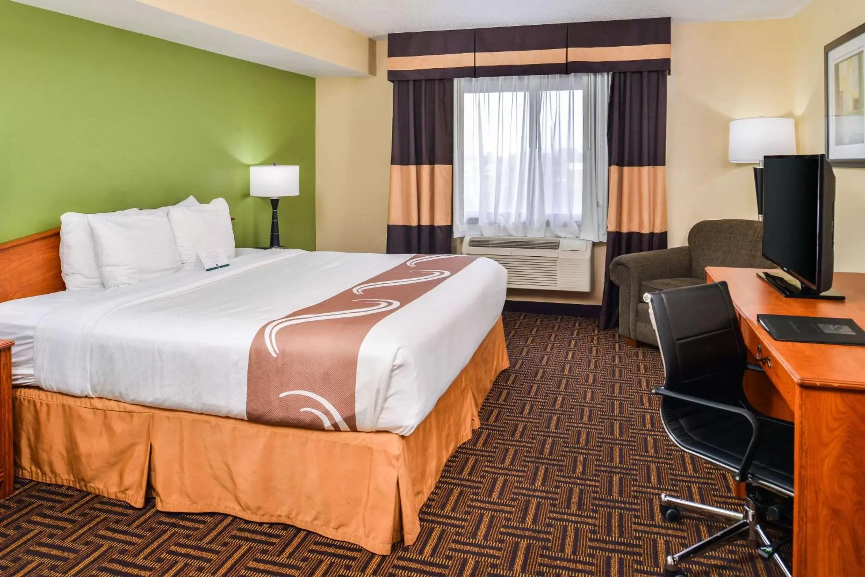 Photo of the whole room, Bed in Quality Inn Bolingbrook I-55
