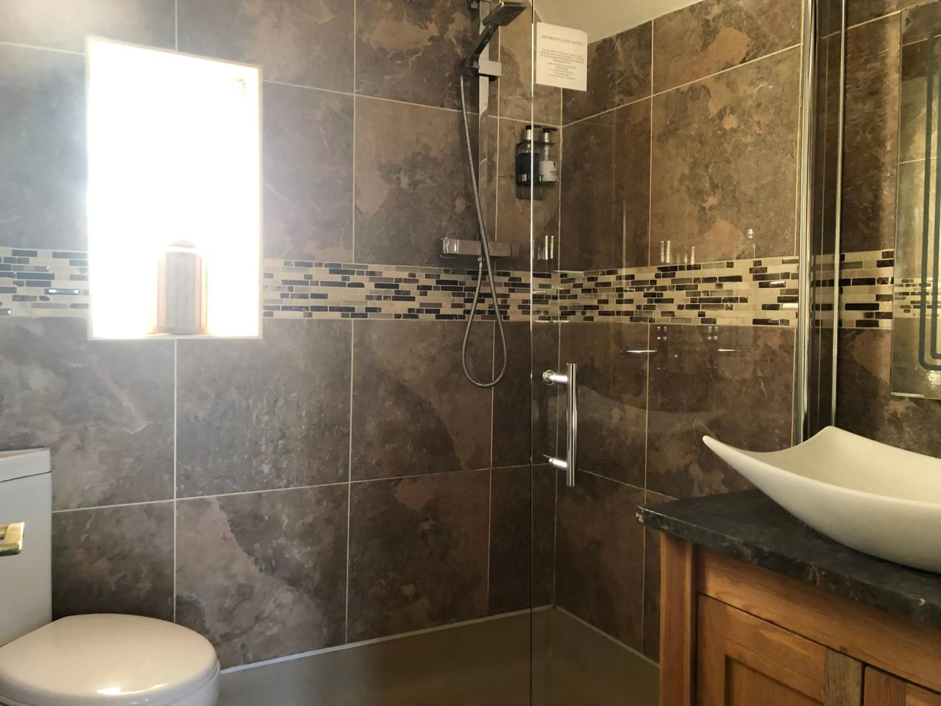 Shower in The Mug House Inn