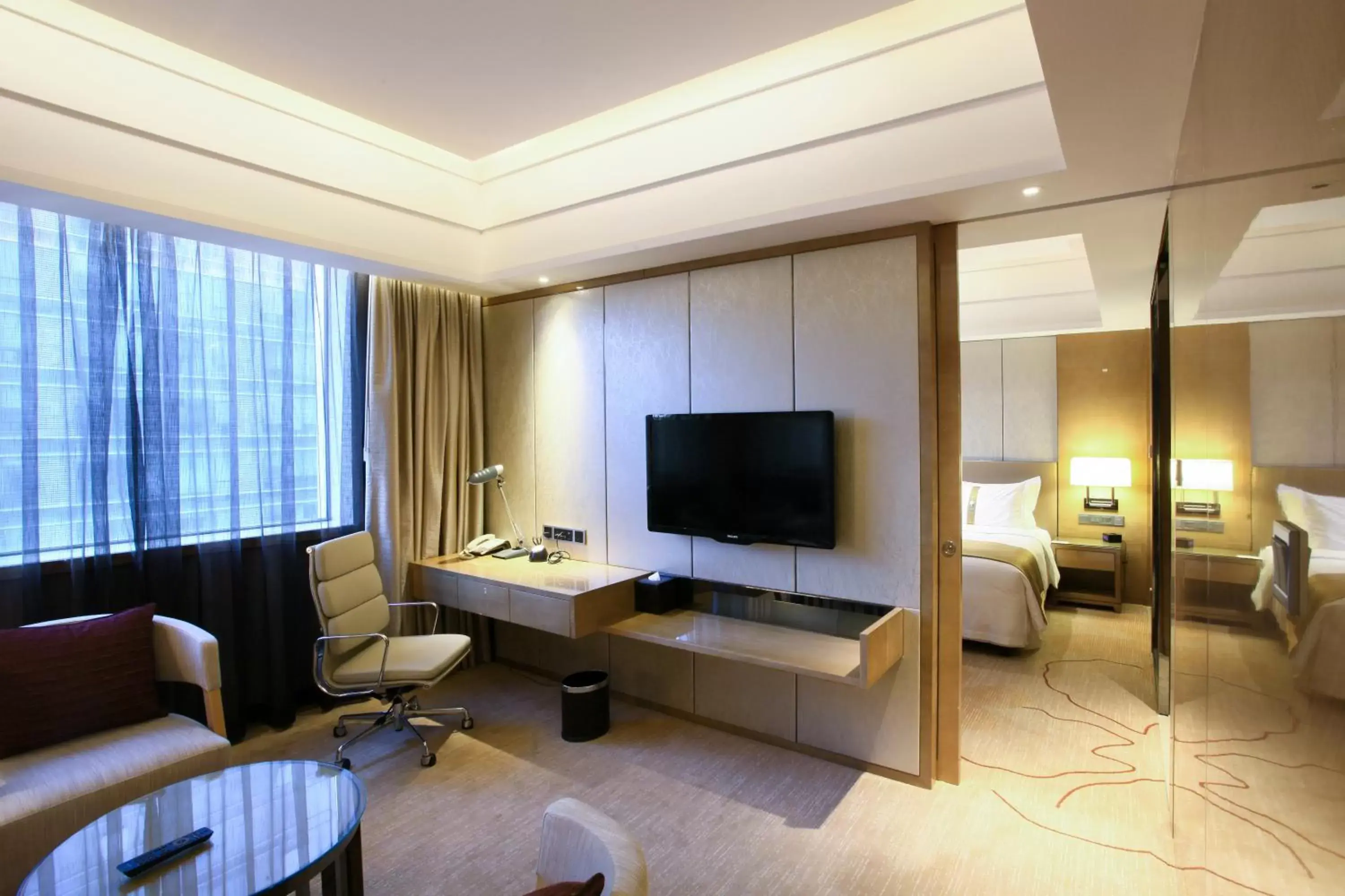 Living room, TV/Entertainment Center in Holiday Inn Chengdu Oriental Plaza, an IHG Hotel