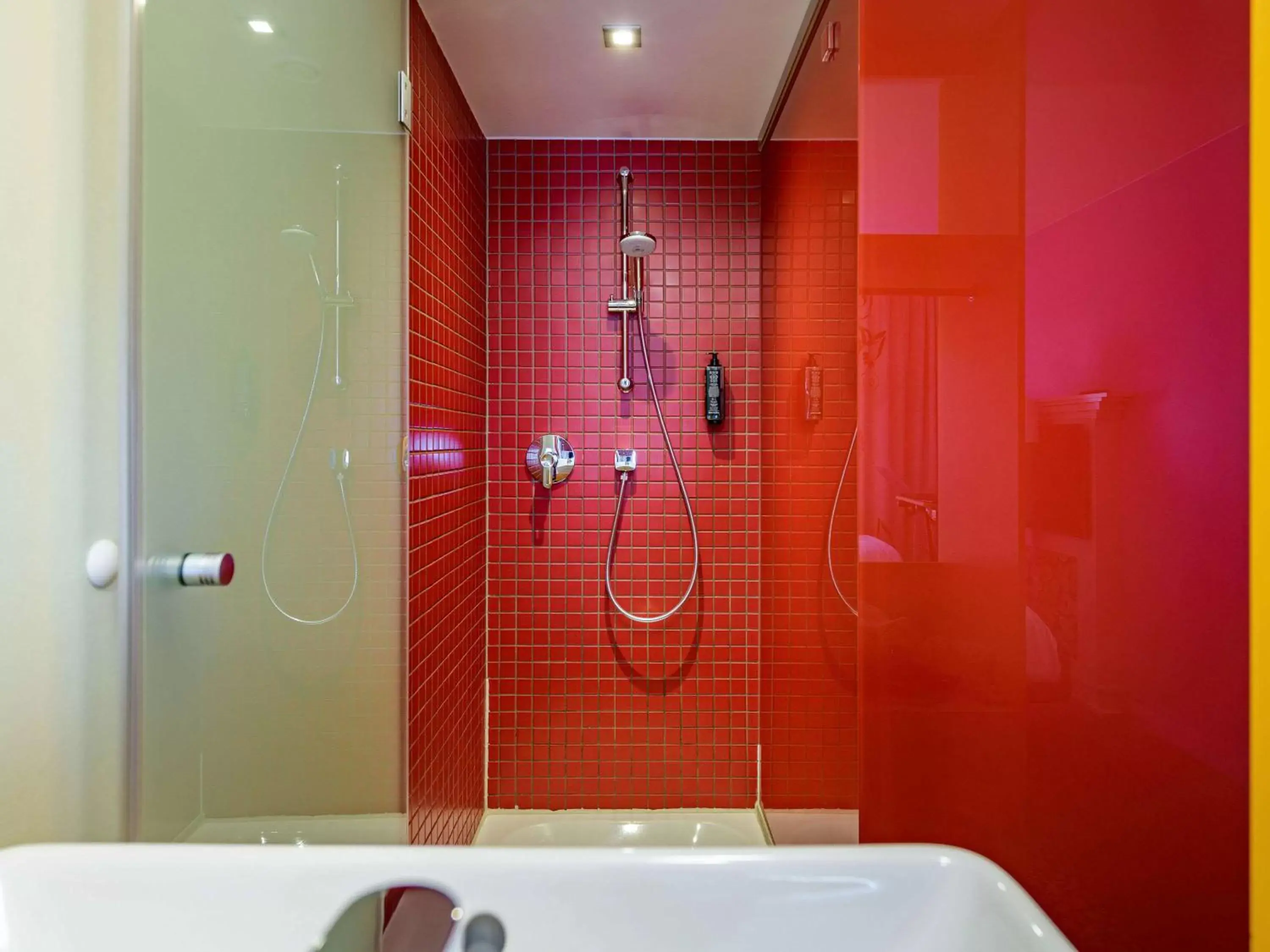 Bathroom in ibis Styles Hotel Berlin Mitte